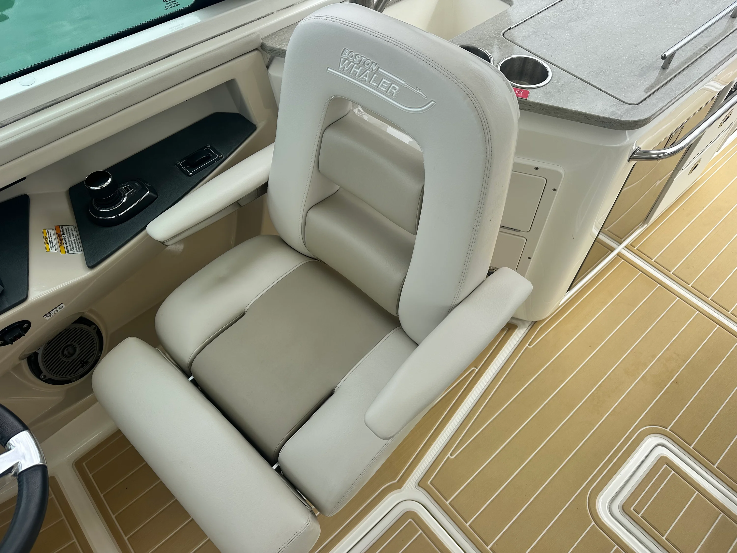 2017 Boston Whaler 320 VANTAGE Image Thumbnail #21