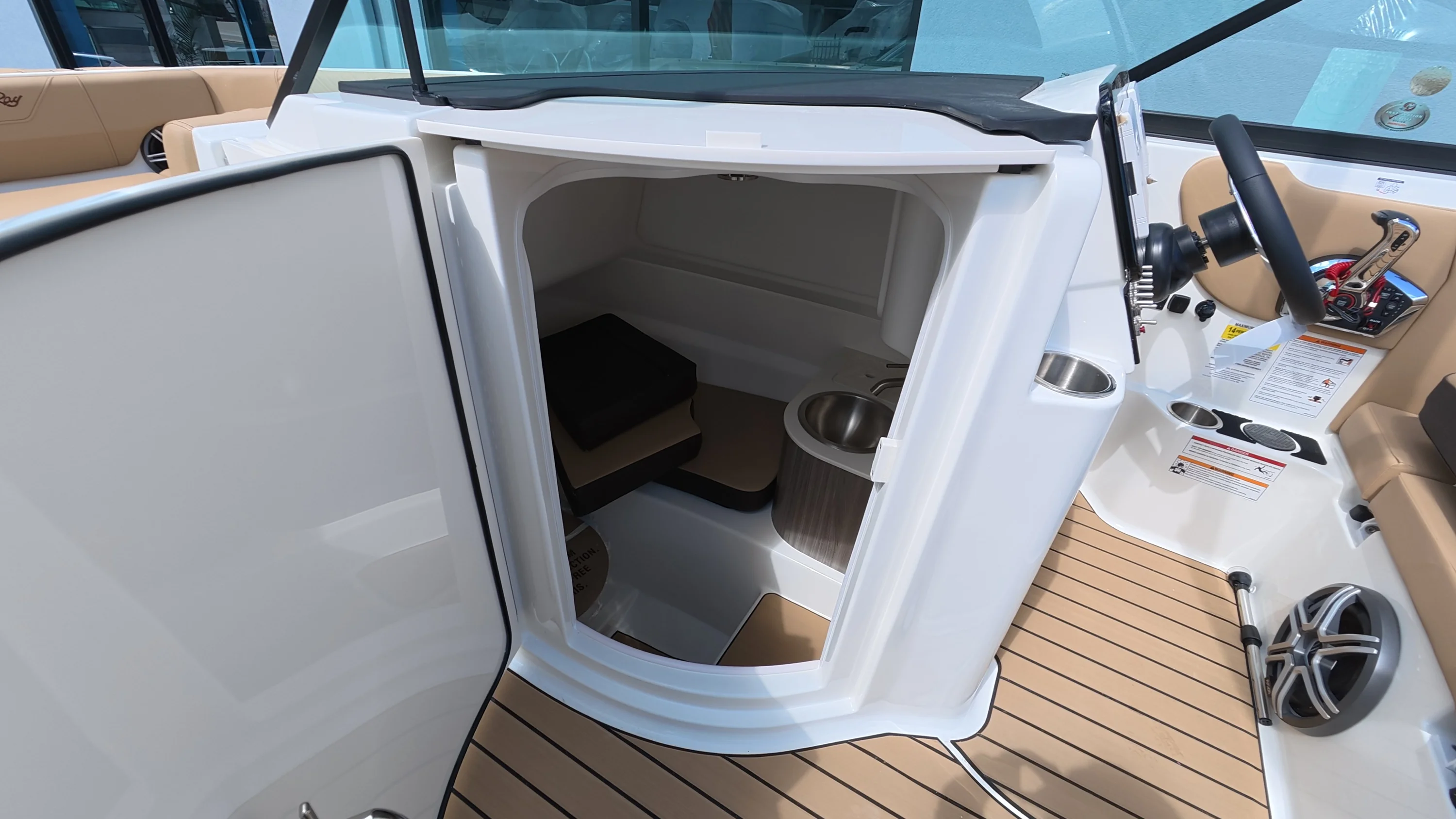 2026 Sea Ray SDX 250 Outboard Image Thumbnail #33