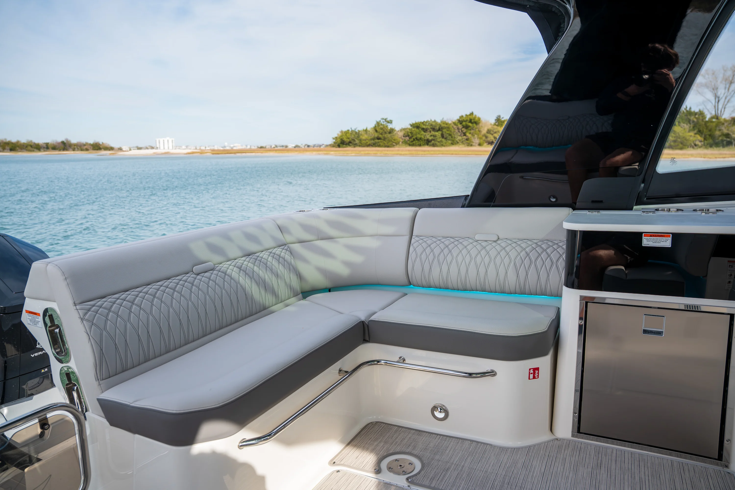 2026 Sea Ray Sundancer 370 Outboard Image Thumbnail #10