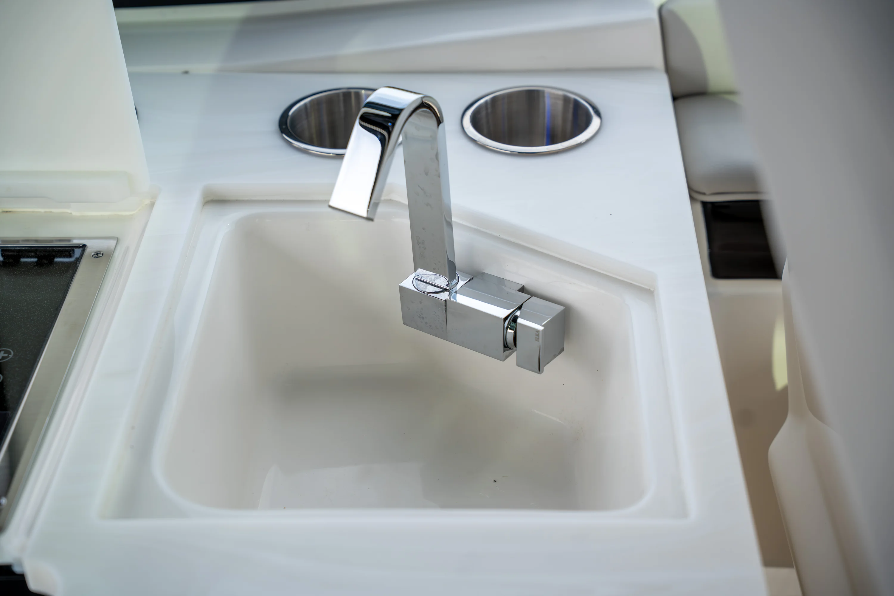 2026 Sea Ray Sundancer 370 Outboard Image Thumbnail #16