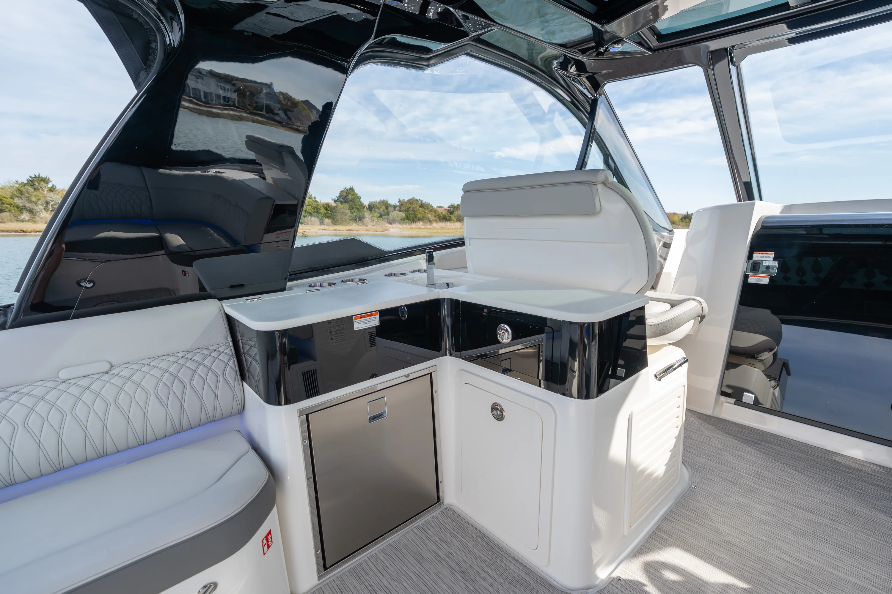 2026 Sea Ray Sundancer 370 Outboard Image Thumbnail #17