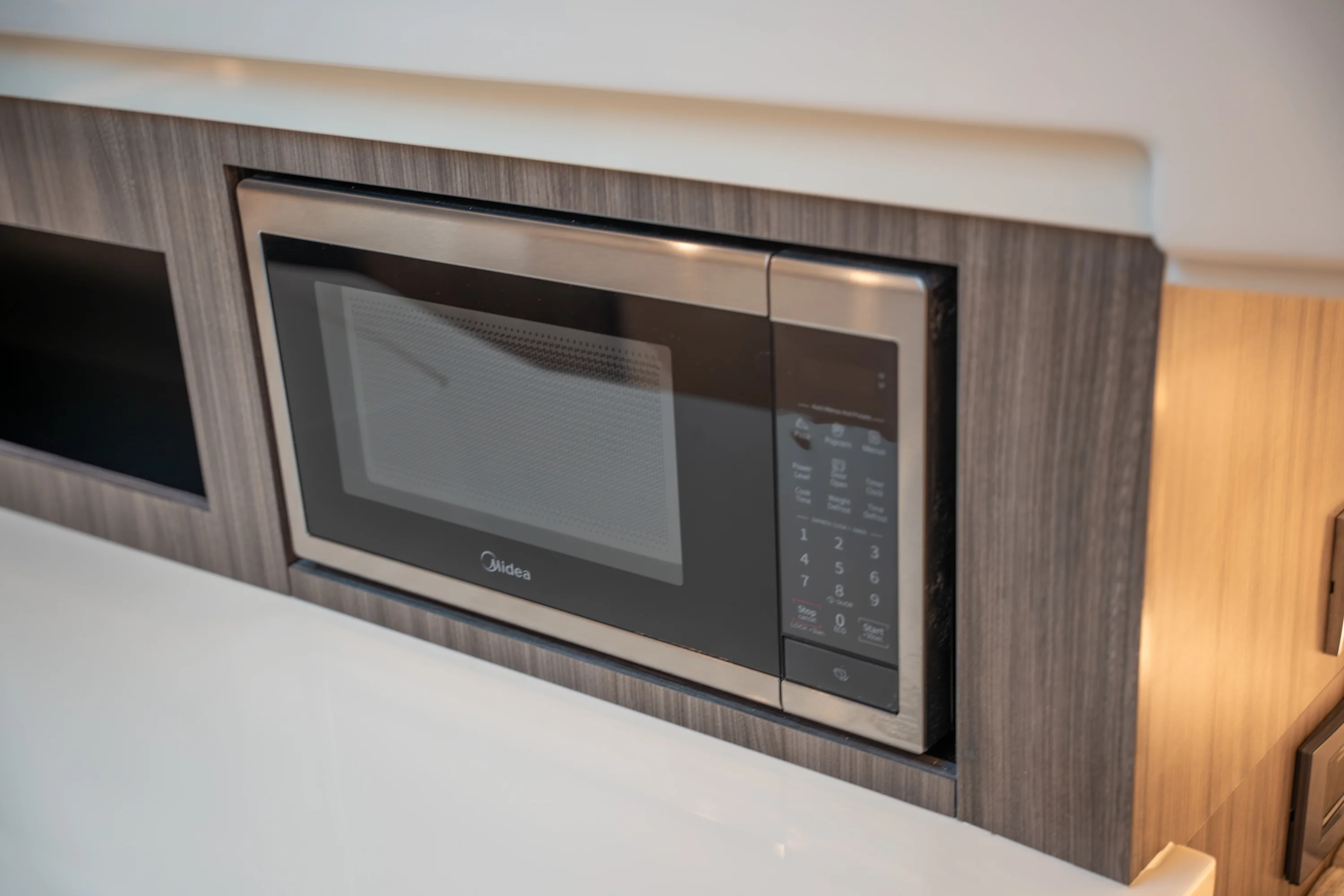 2026 Sea Ray Sundancer 370 Outboard Image Thumbnail #31