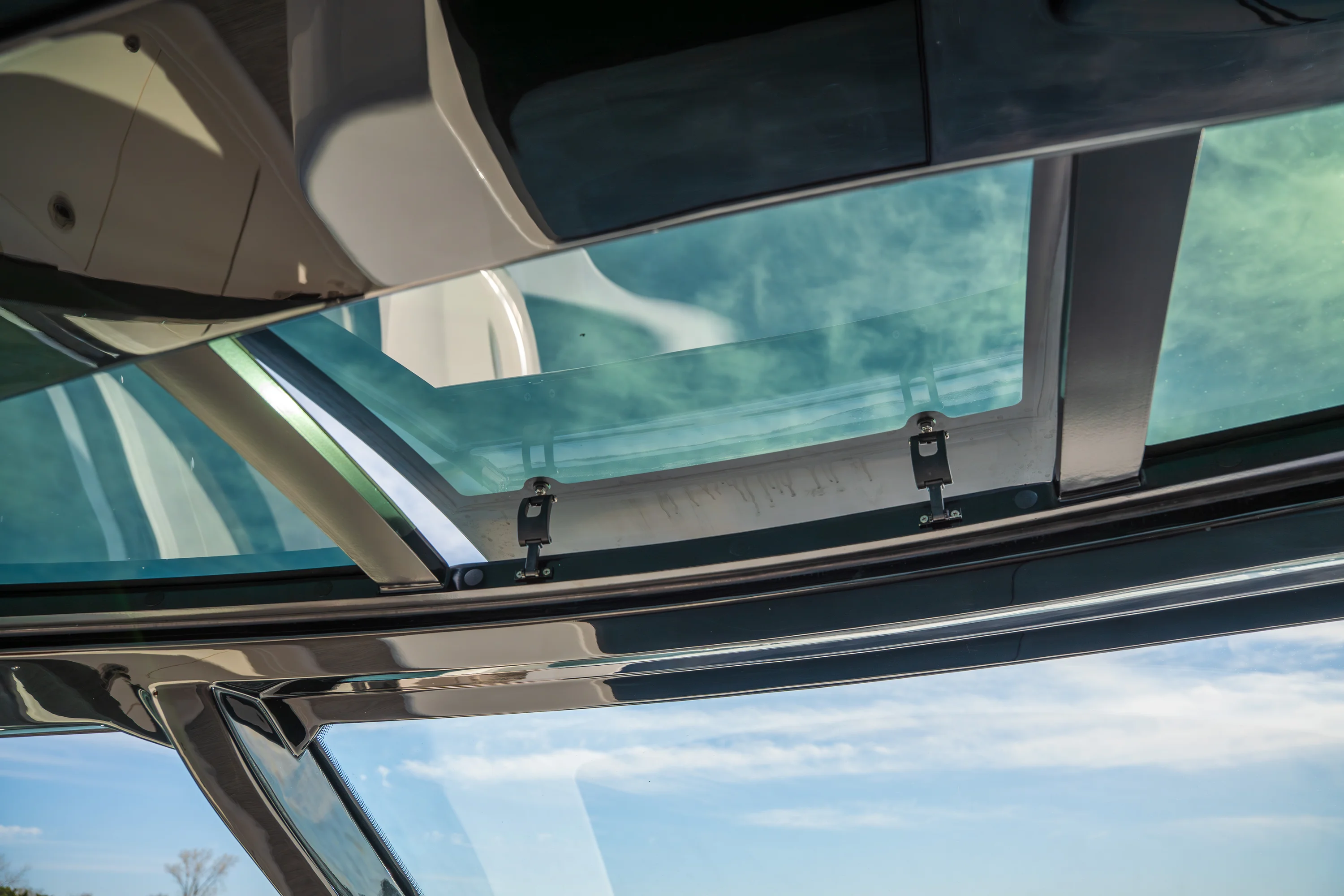 2026 Sea Ray Sundancer 370 Outboard Image Thumbnail #21