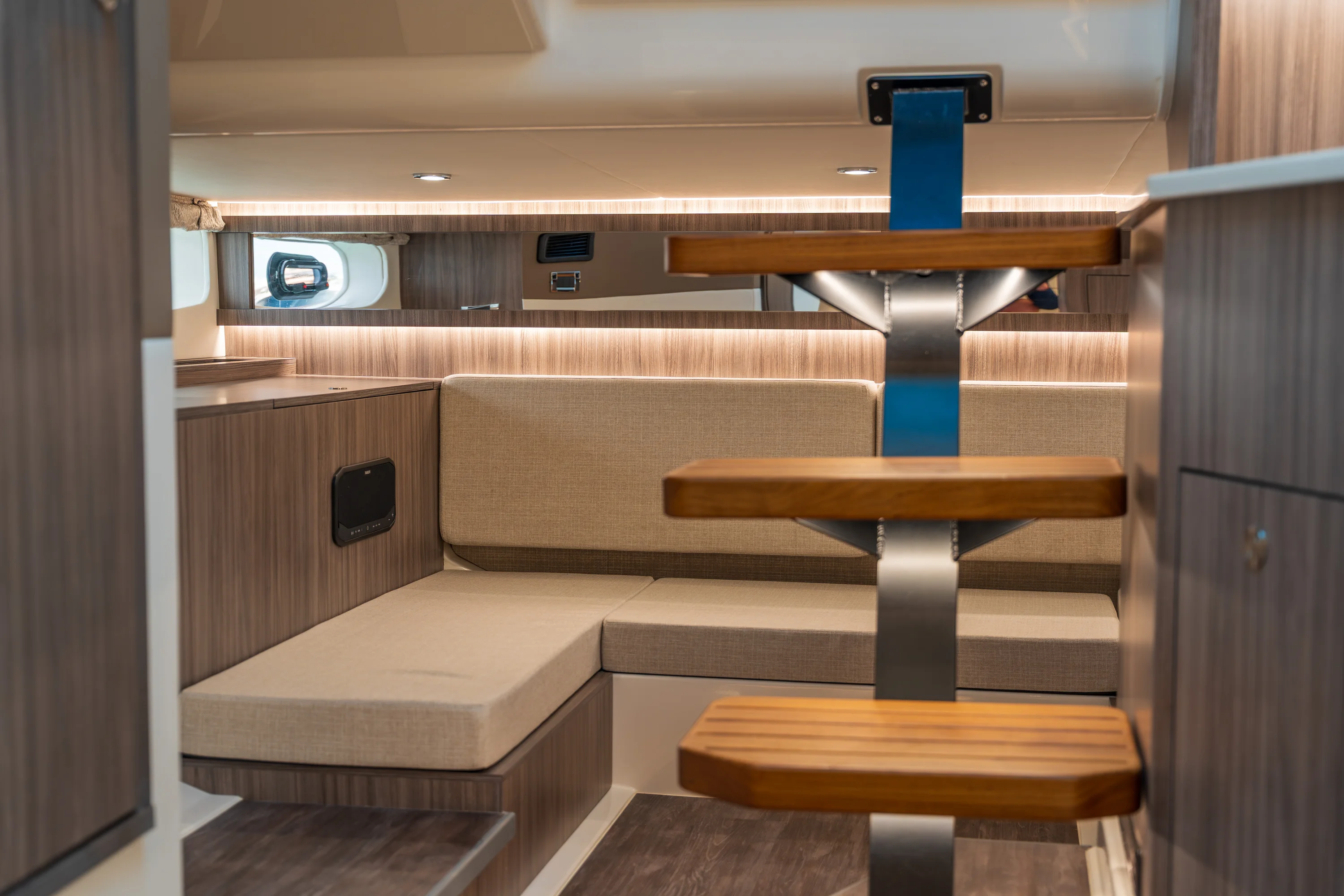 2026 Sea Ray Sundancer 370 Outboard Image Thumbnail #30