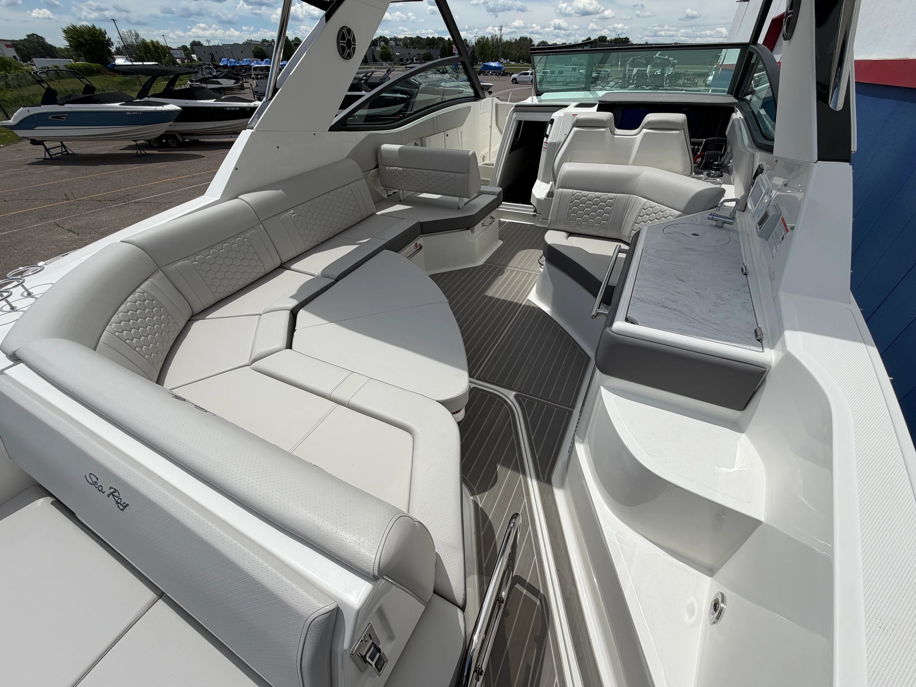 2026 Sea Ray Sundancer 320 Image Thumbnail #15