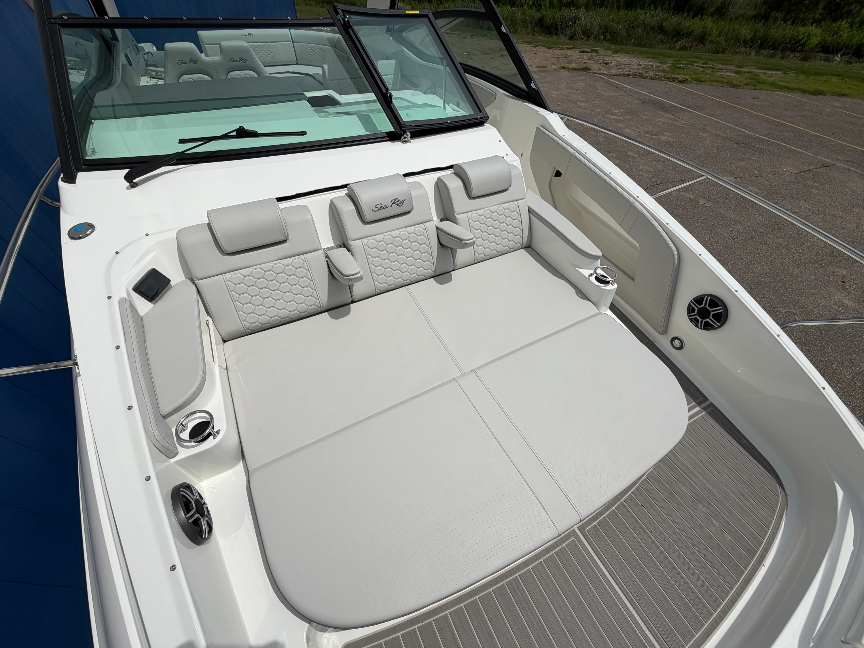 2026 Sea Ray Sundancer 320 Image Thumbnail #54