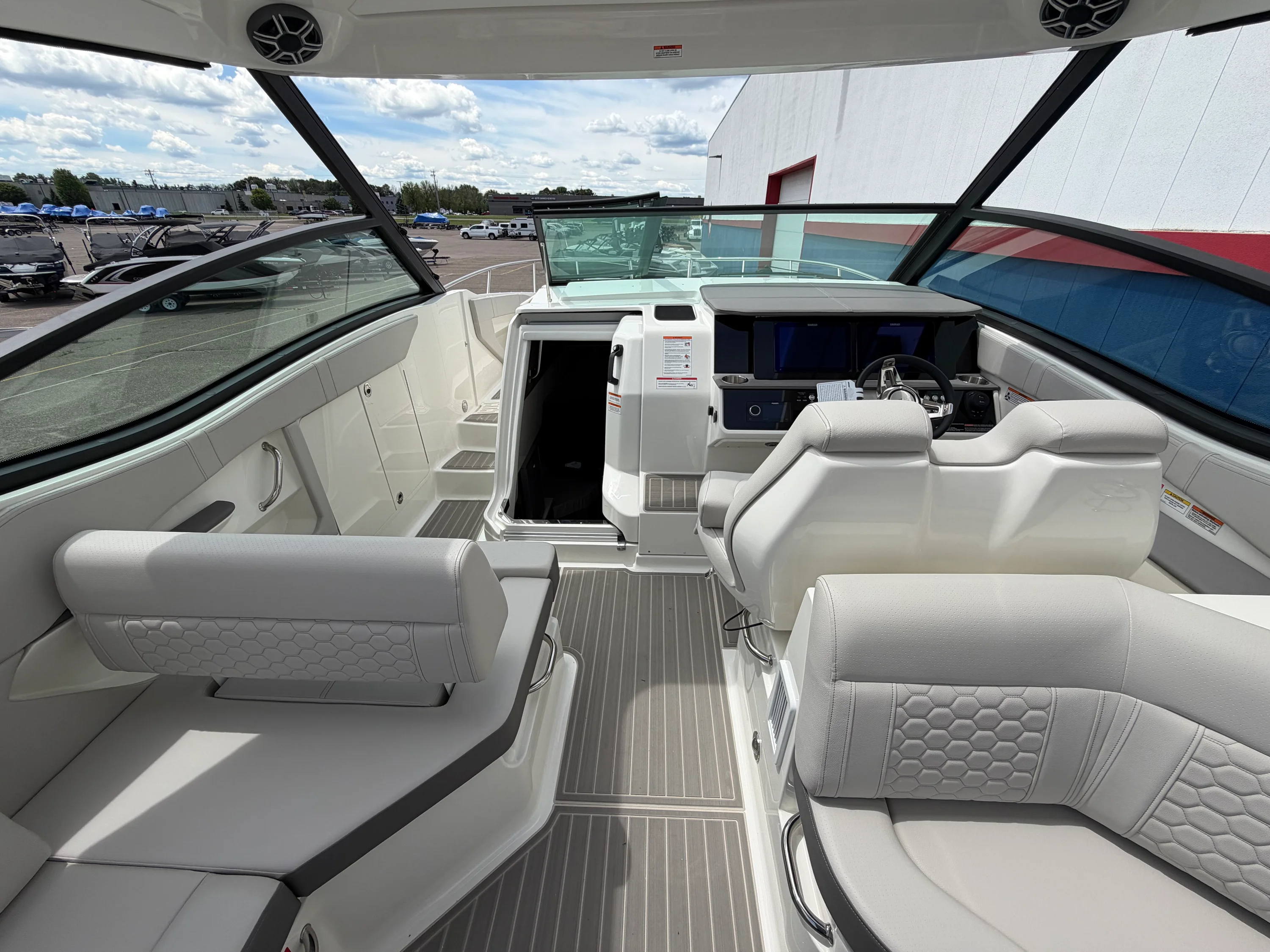 2026 Sea Ray Sundancer 320 Image Thumbnail #22