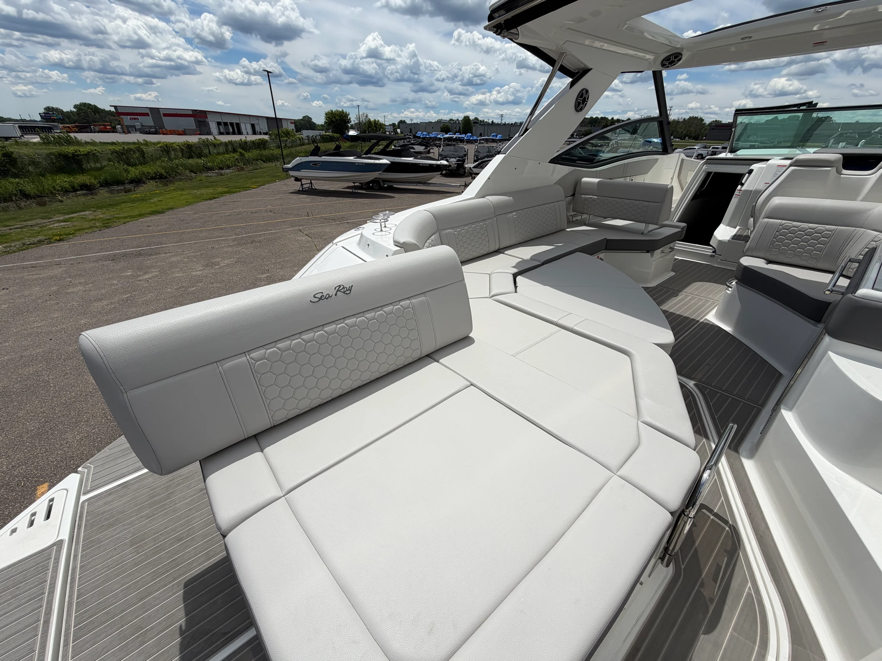 2026 Sea Ray Sundancer 320 Image Thumbnail #13