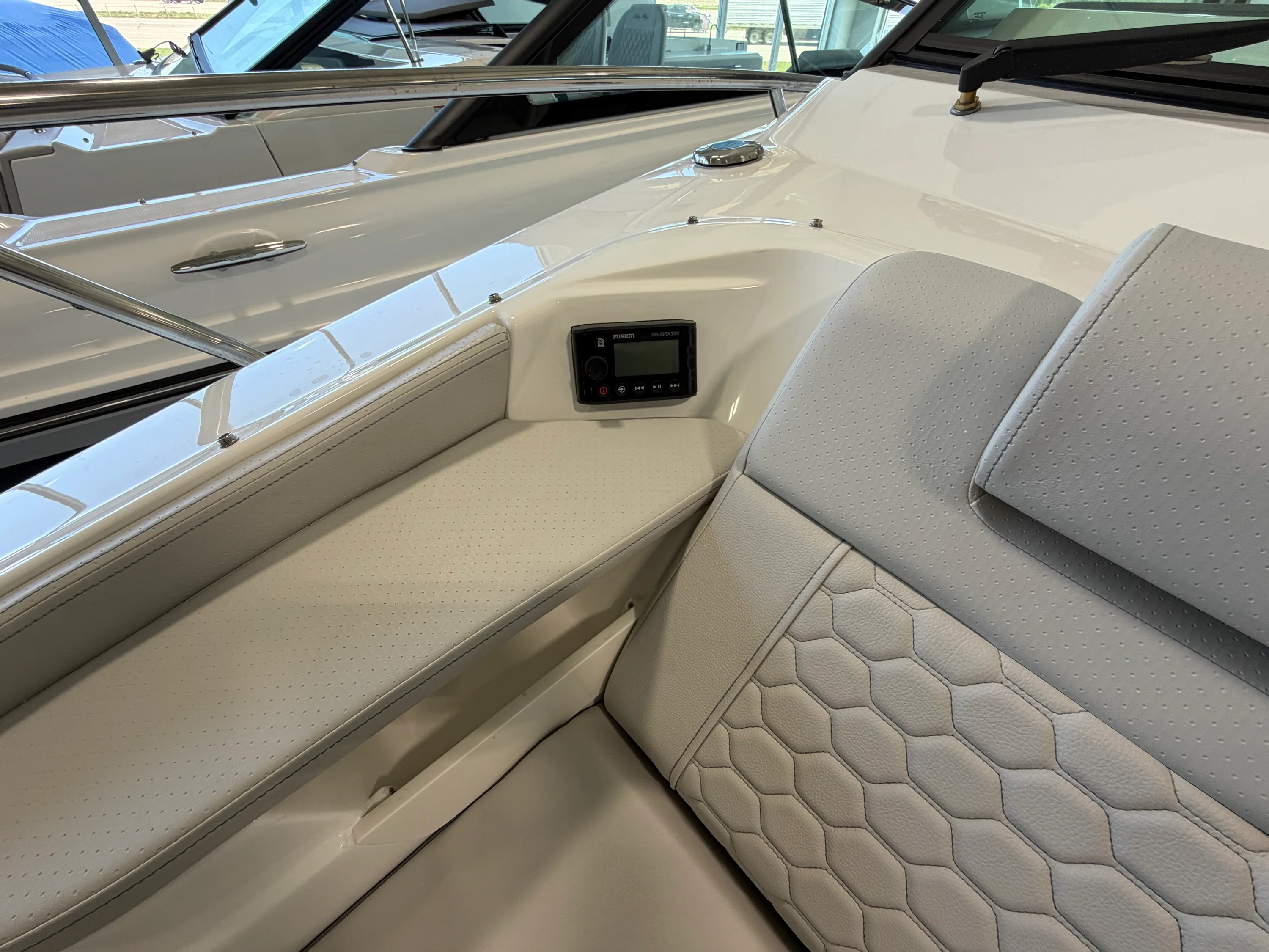 2026 Sea Ray Sundancer 320 Image Thumbnail #32