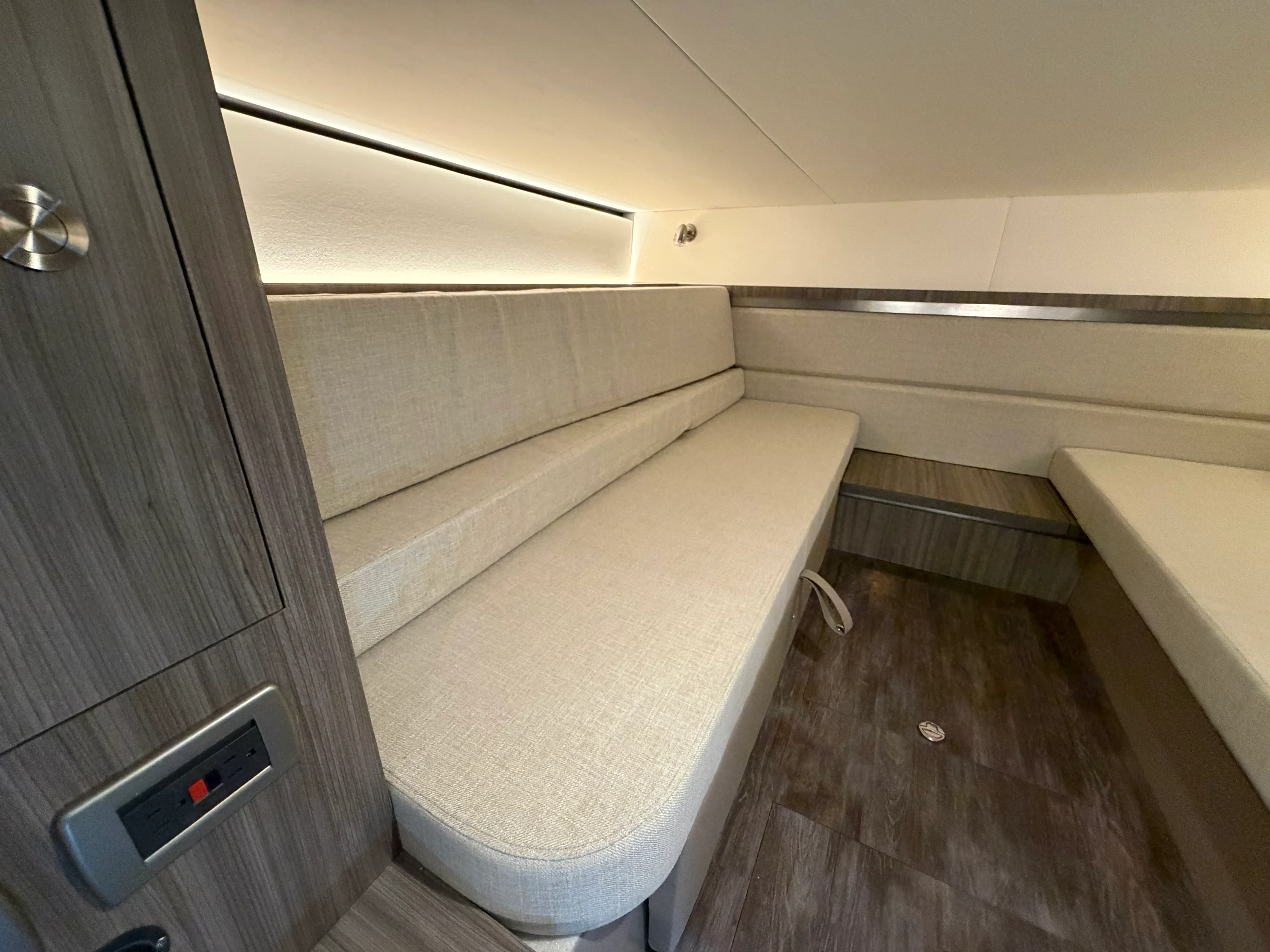 2026 Sea Ray Sundancer 320 Image Thumbnail #56