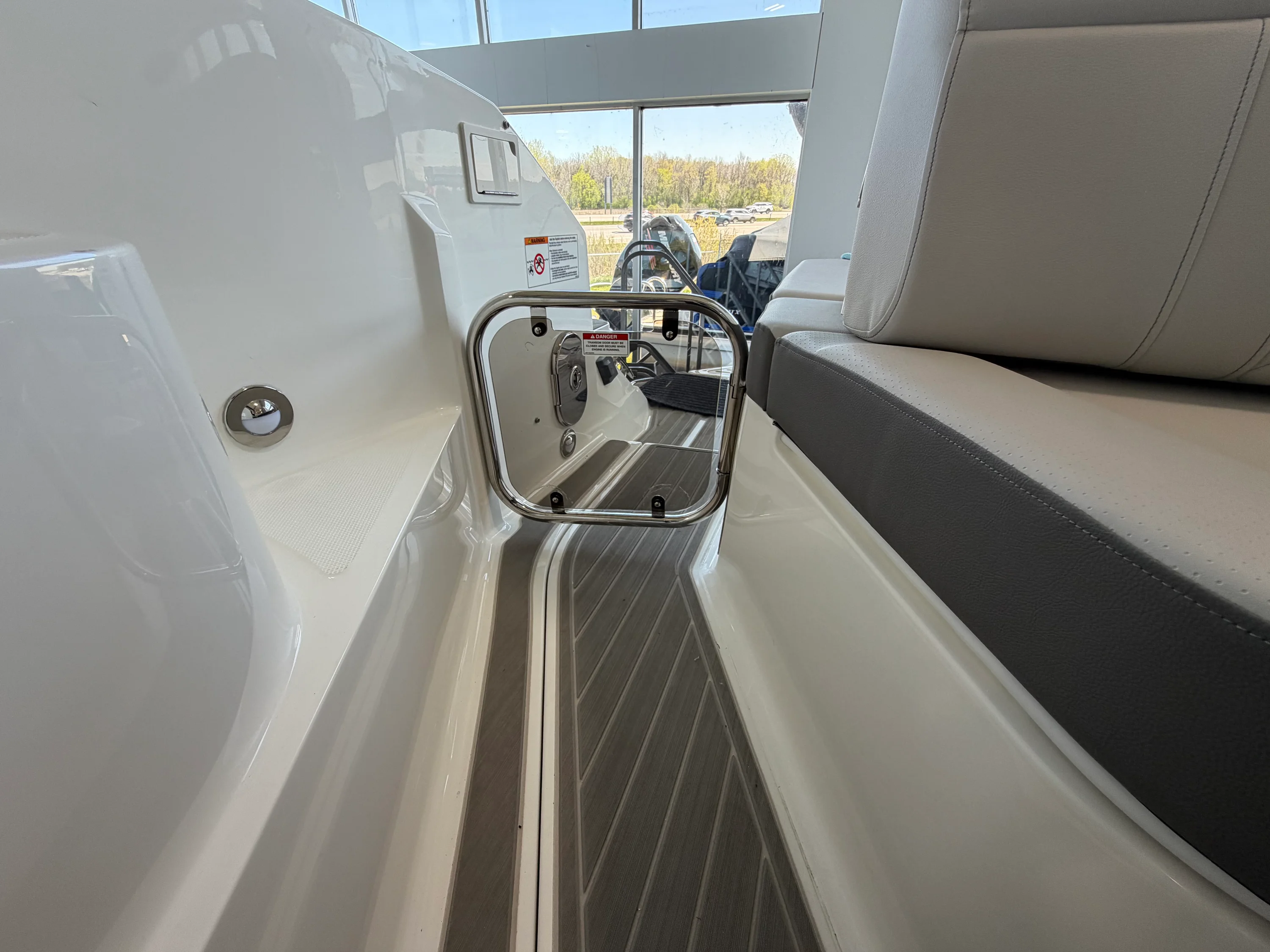 2026 Sea Ray Sundancer 320 Image Thumbnail #11