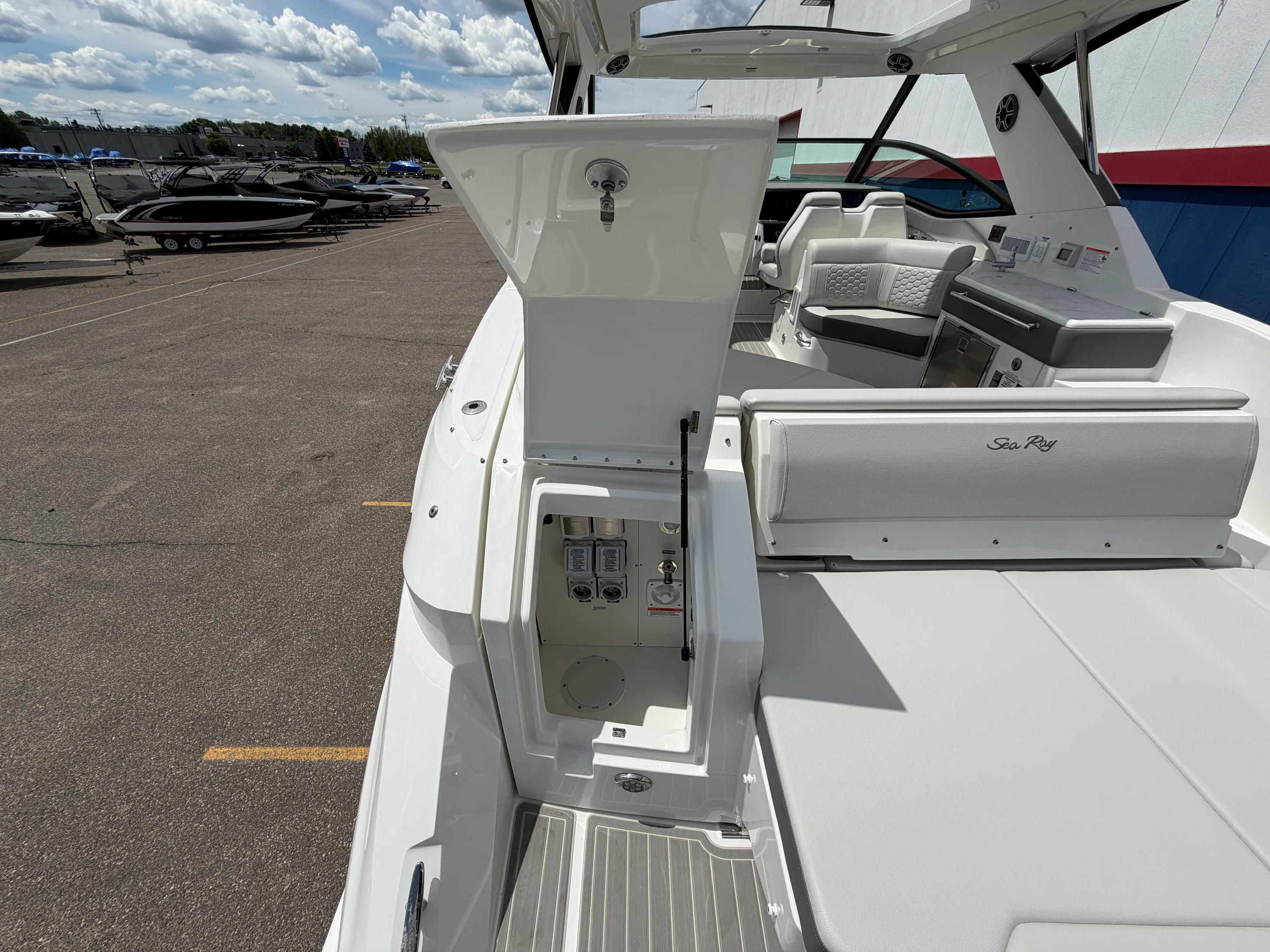 2026 Sea Ray Sundancer 320 Image Thumbnail #10