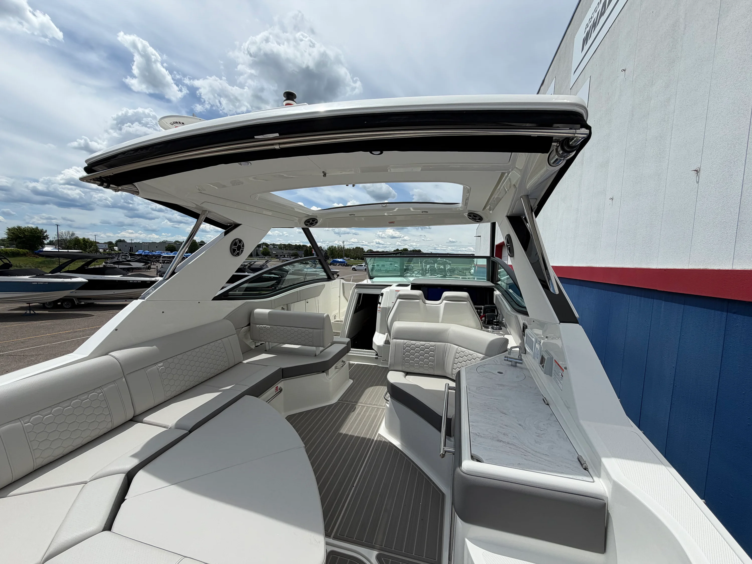 2026 Sea Ray Sundancer 320 Image Thumbnail #16