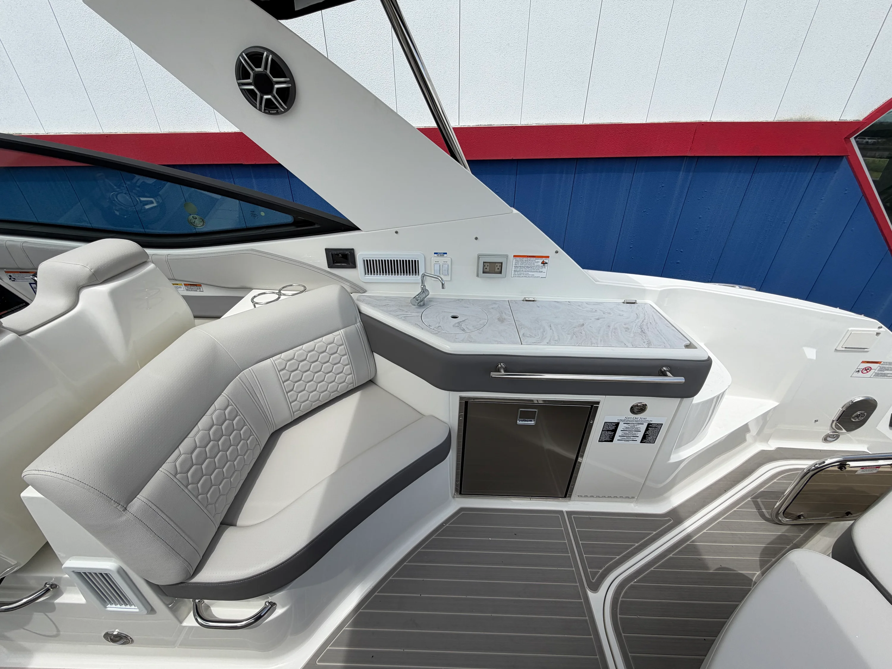 2026 Sea Ray Sundancer 320 Image Thumbnail #19