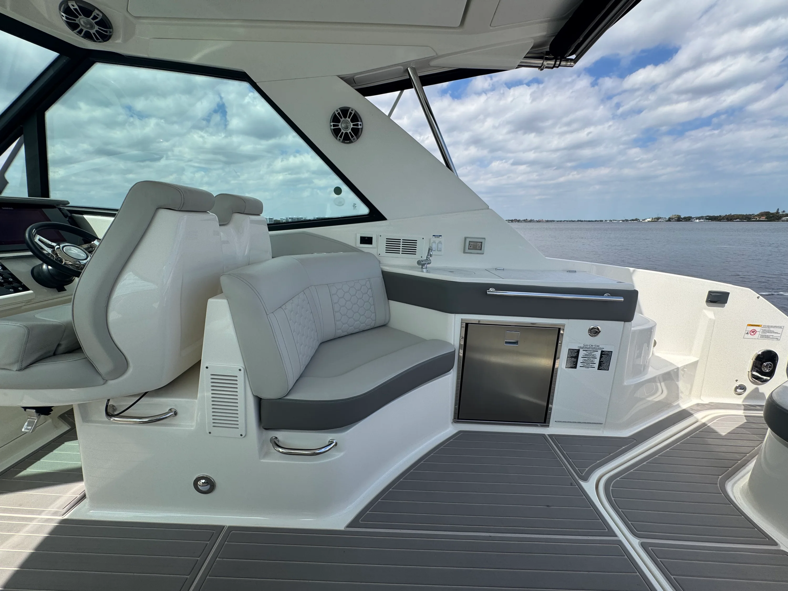 2023 Sea Ray 320 SUNDANCER OB Image Thumbnail #27