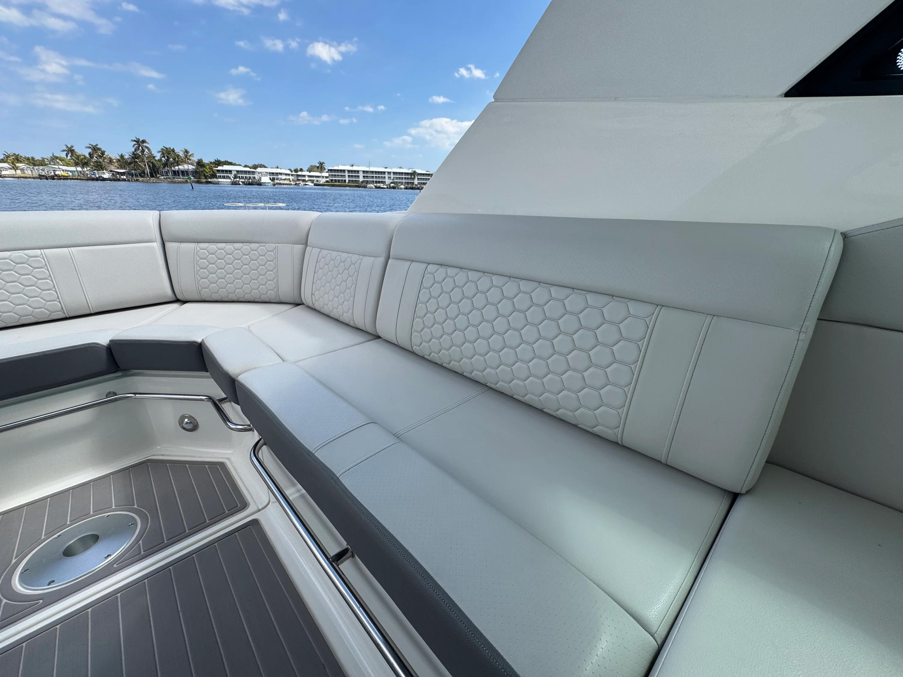 2023 Sea Ray 320 SUNDANCER OB Image Thumbnail #25