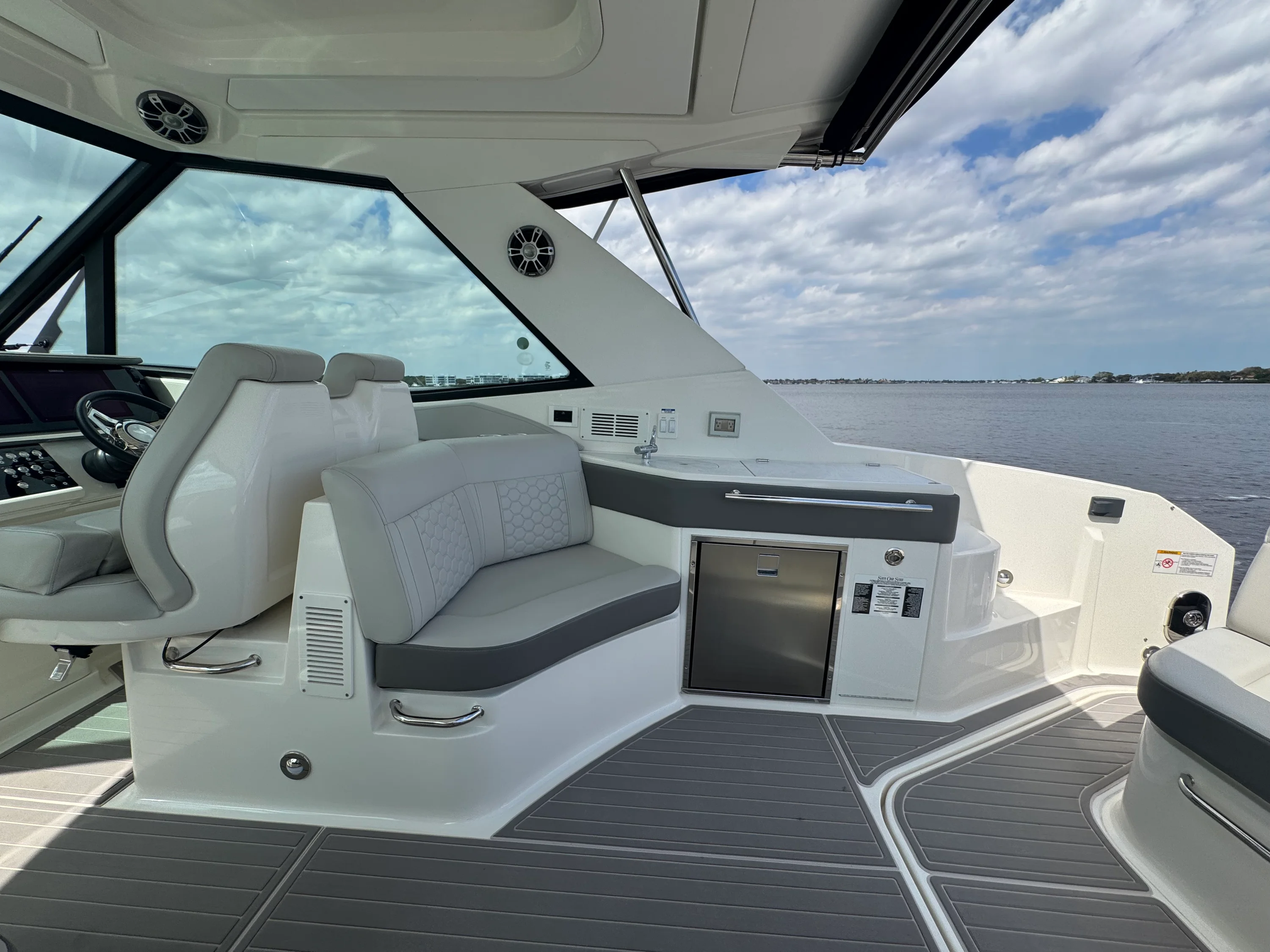 2023 Sea Ray 320 SUNDANCER OB Image Thumbnail #26