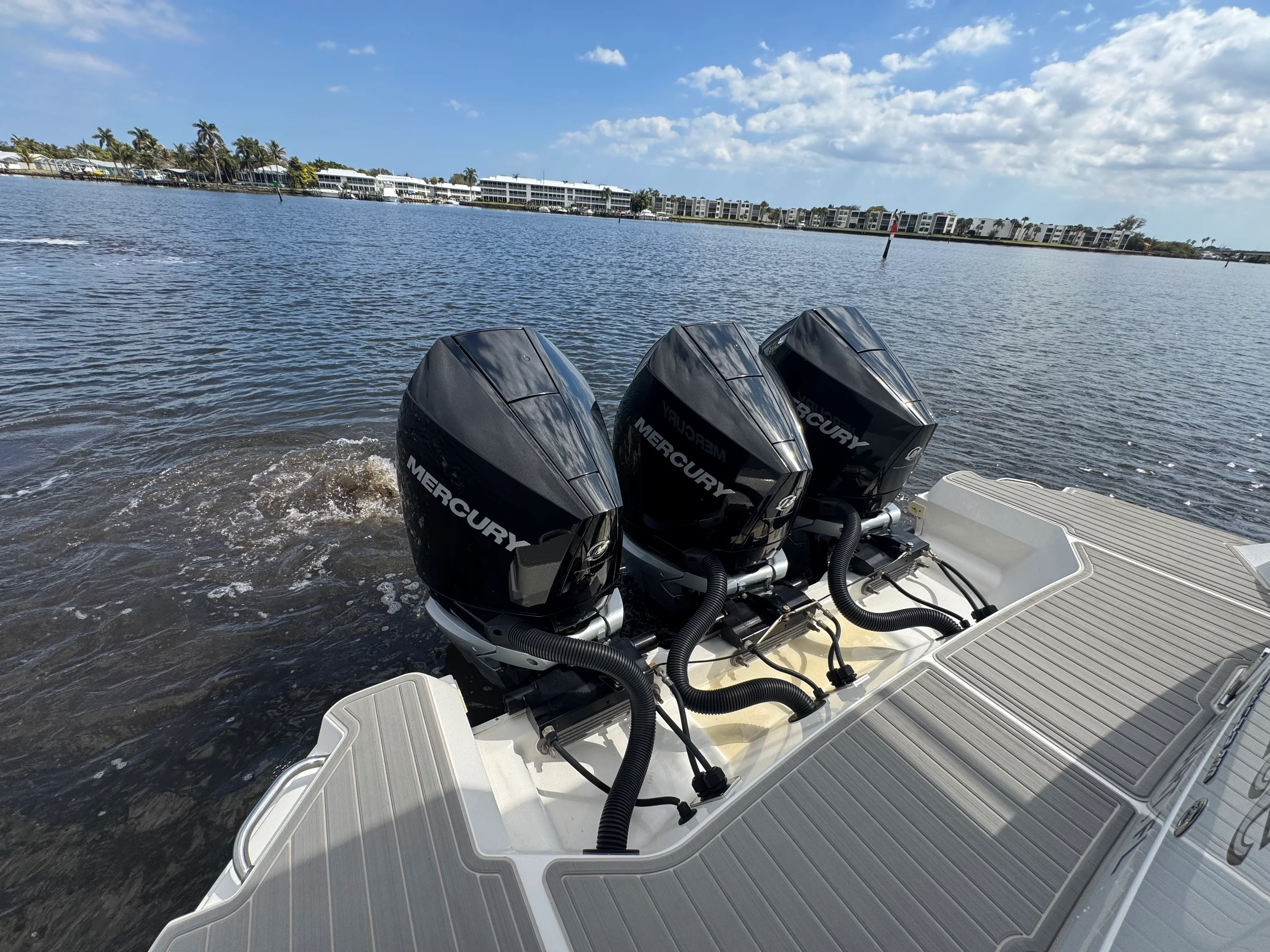 2023 Sea Ray 320 SUNDANCER OB Image Thumbnail #14