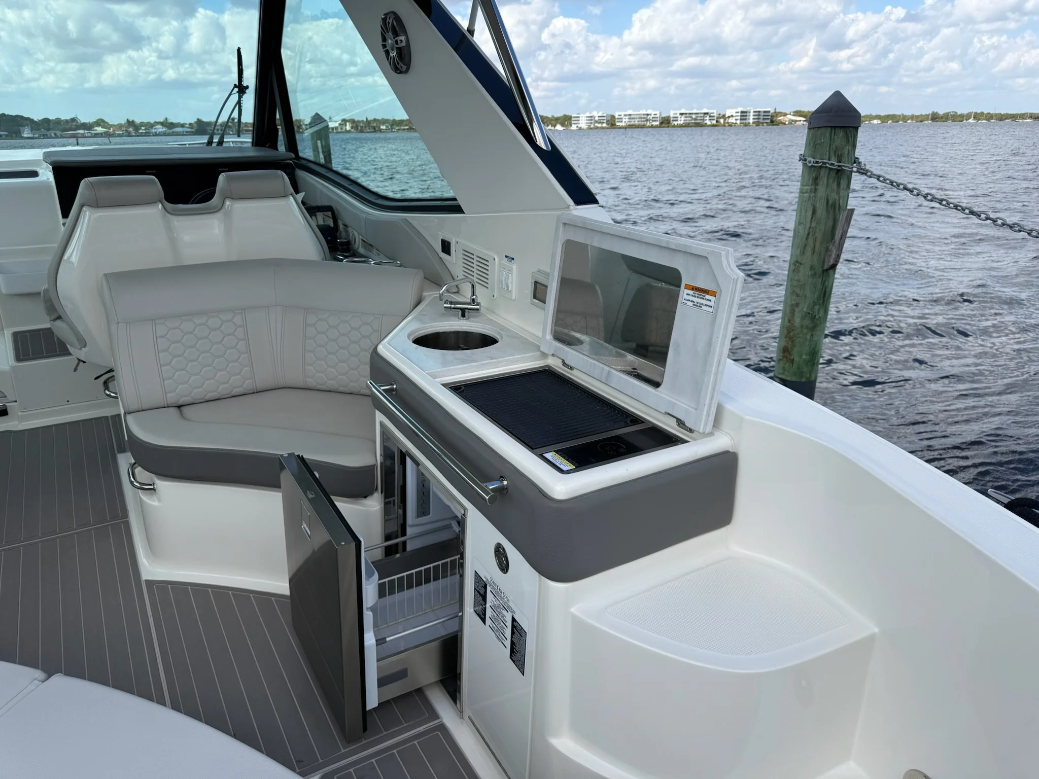 2023 Sea Ray 320 SUNDANCER OB Image Thumbnail #15