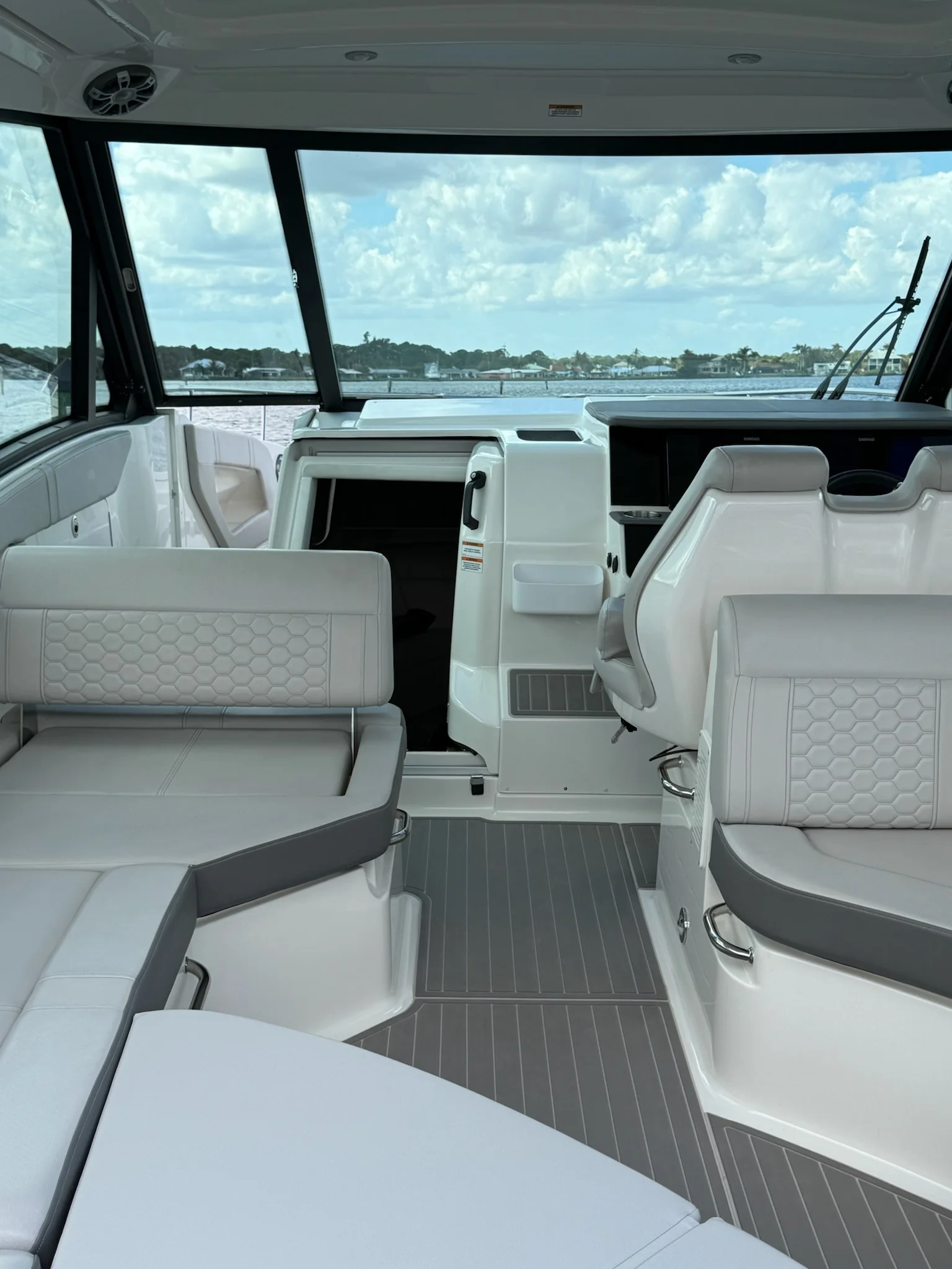 2023 Sea Ray 320 SUNDANCER OB Image Thumbnail #16