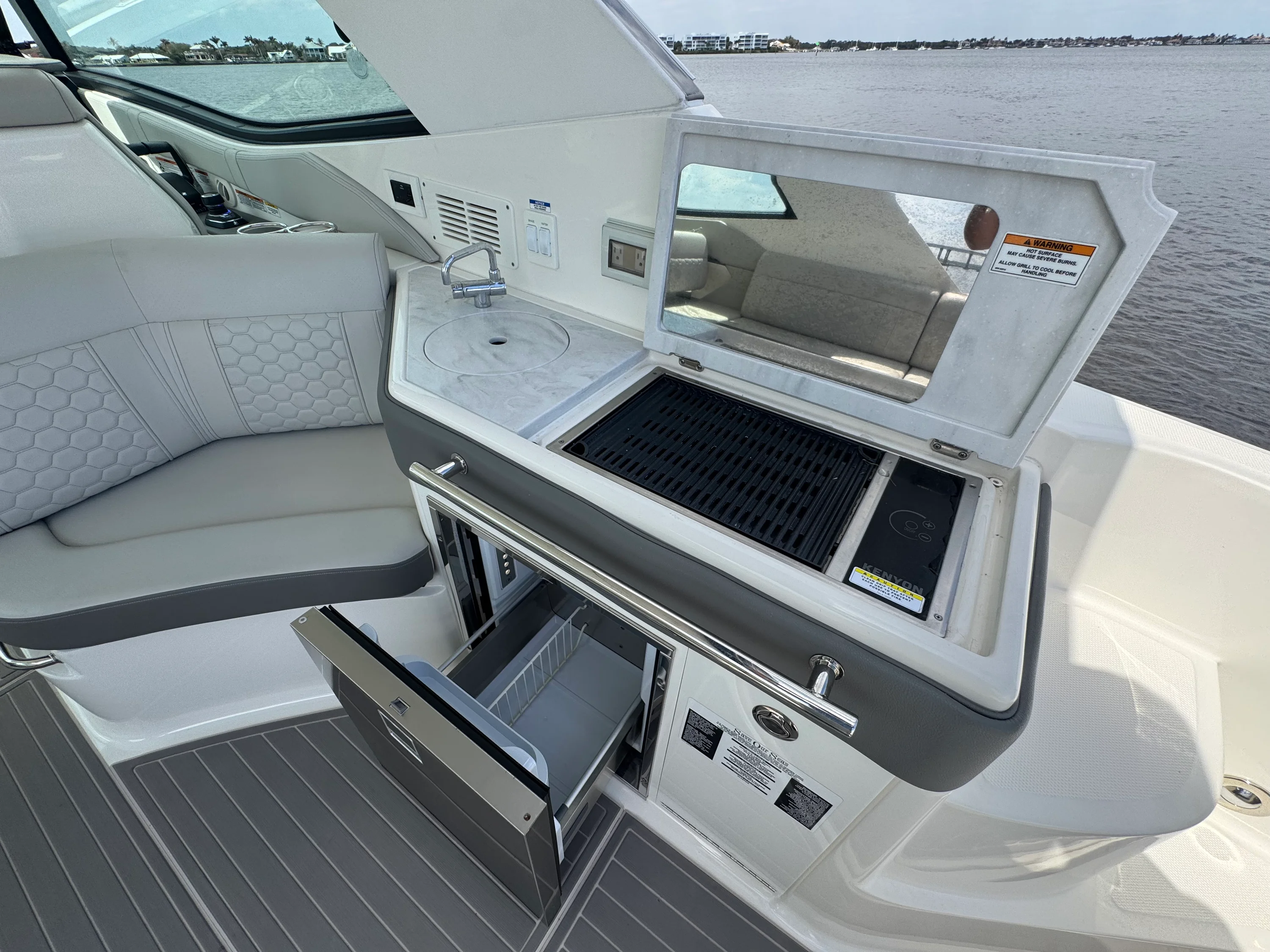 2023 Sea Ray 320 SUNDANCER OB Image Thumbnail #31