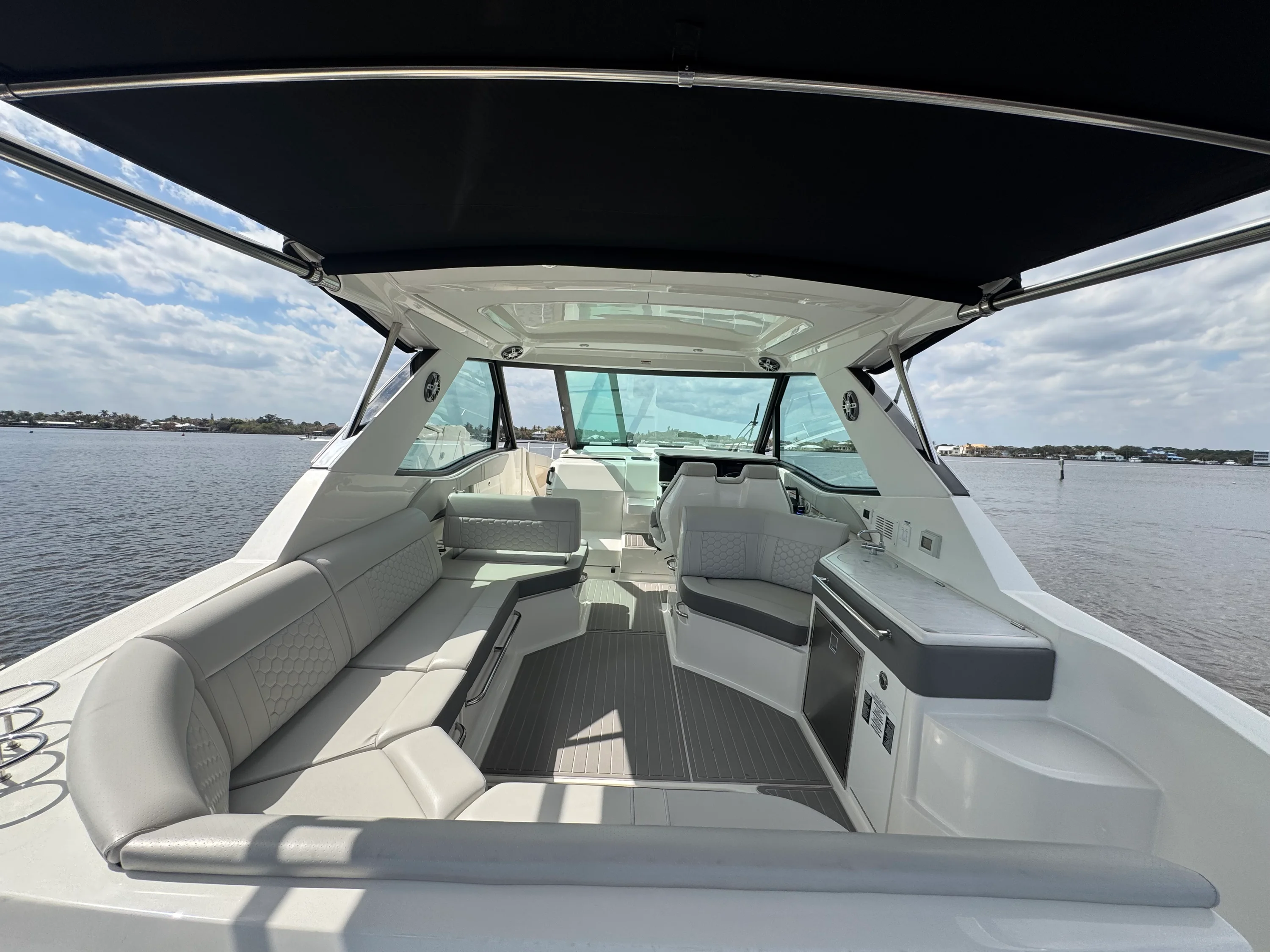 2023 Sea Ray 320 SUNDANCER OB Image Thumbnail #18