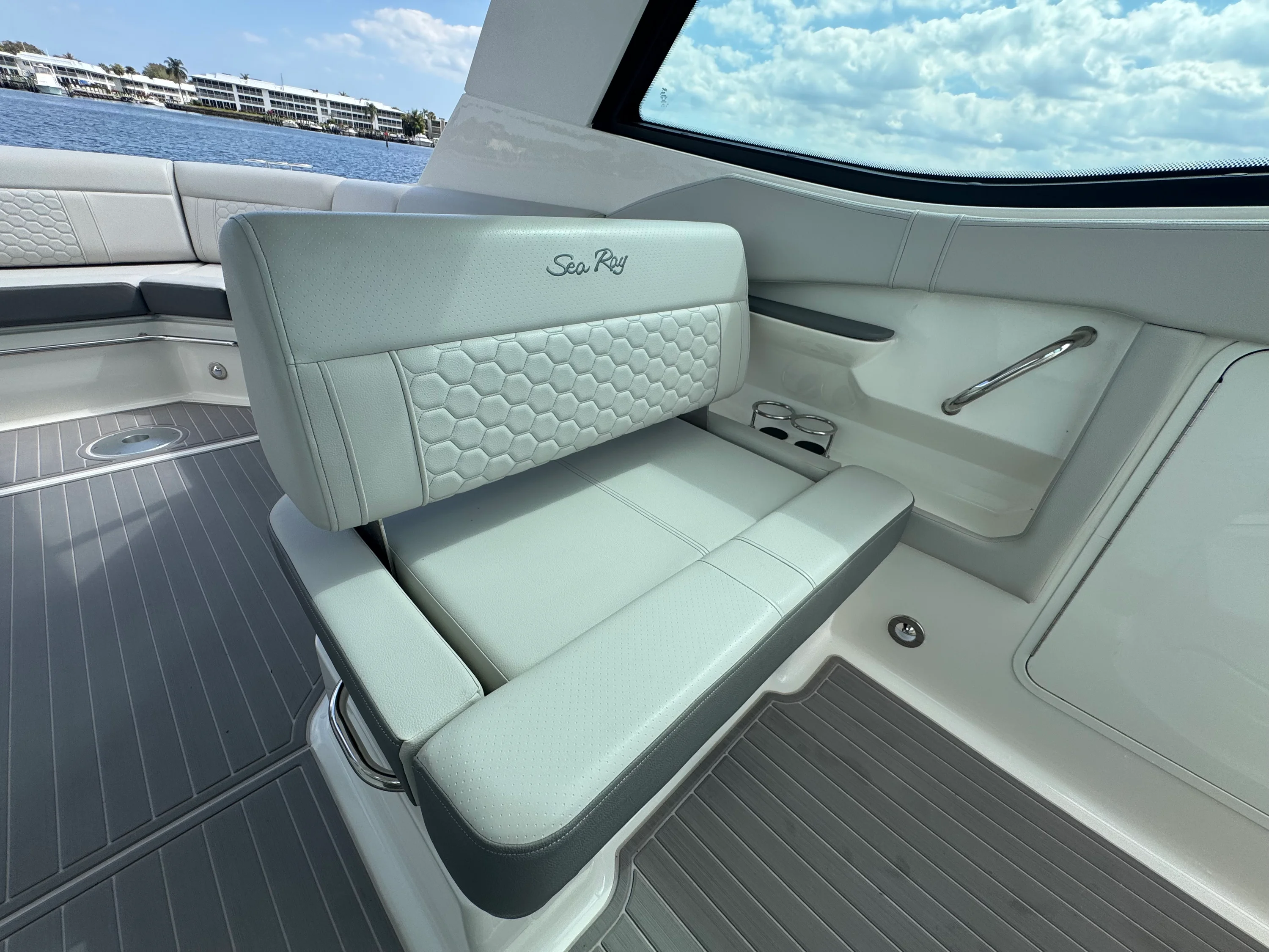 2023 Sea Ray 320 SUNDANCER OB Image Thumbnail #36