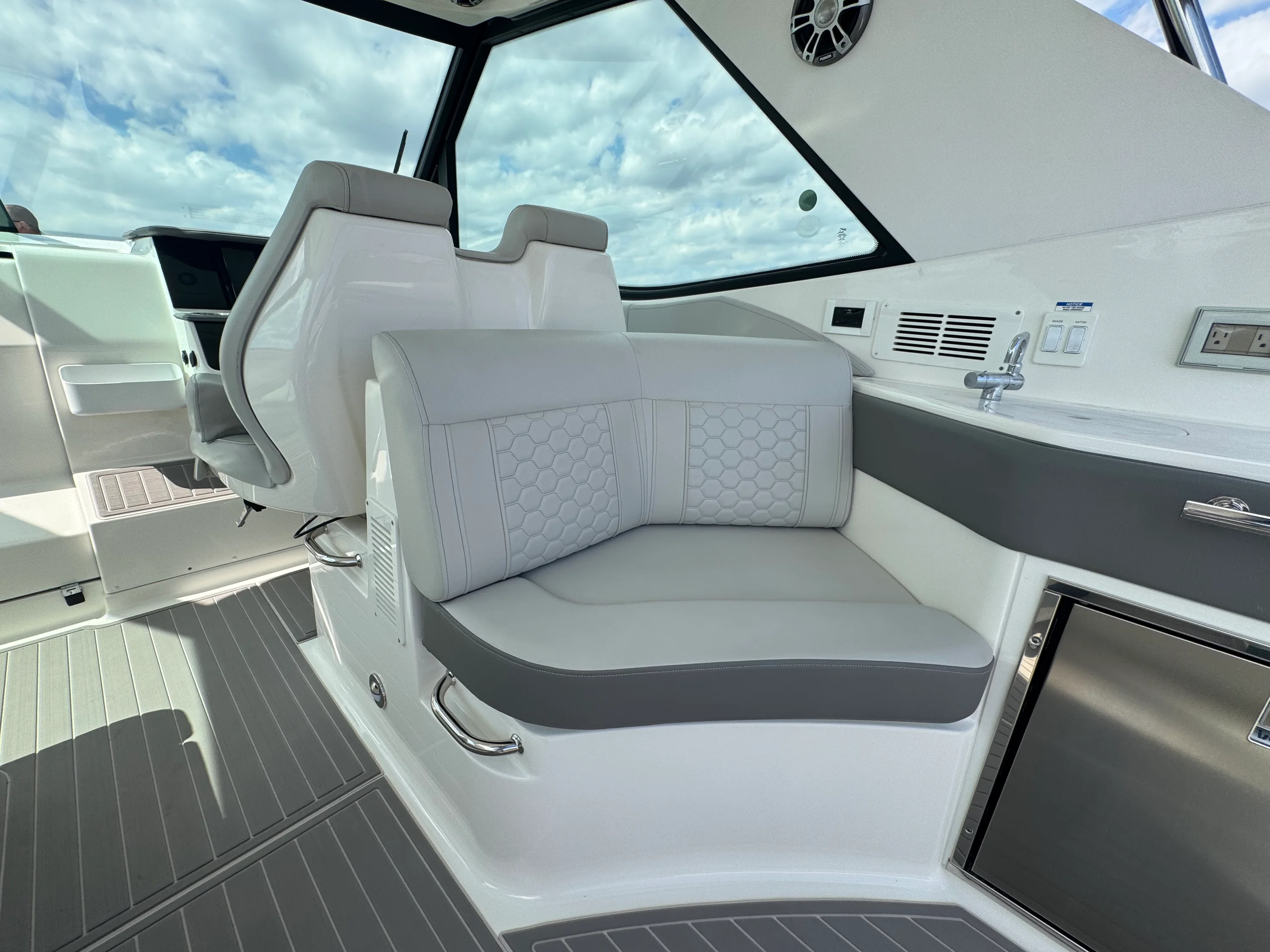 2023 Sea Ray 320 SUNDANCER OB Image Thumbnail #29