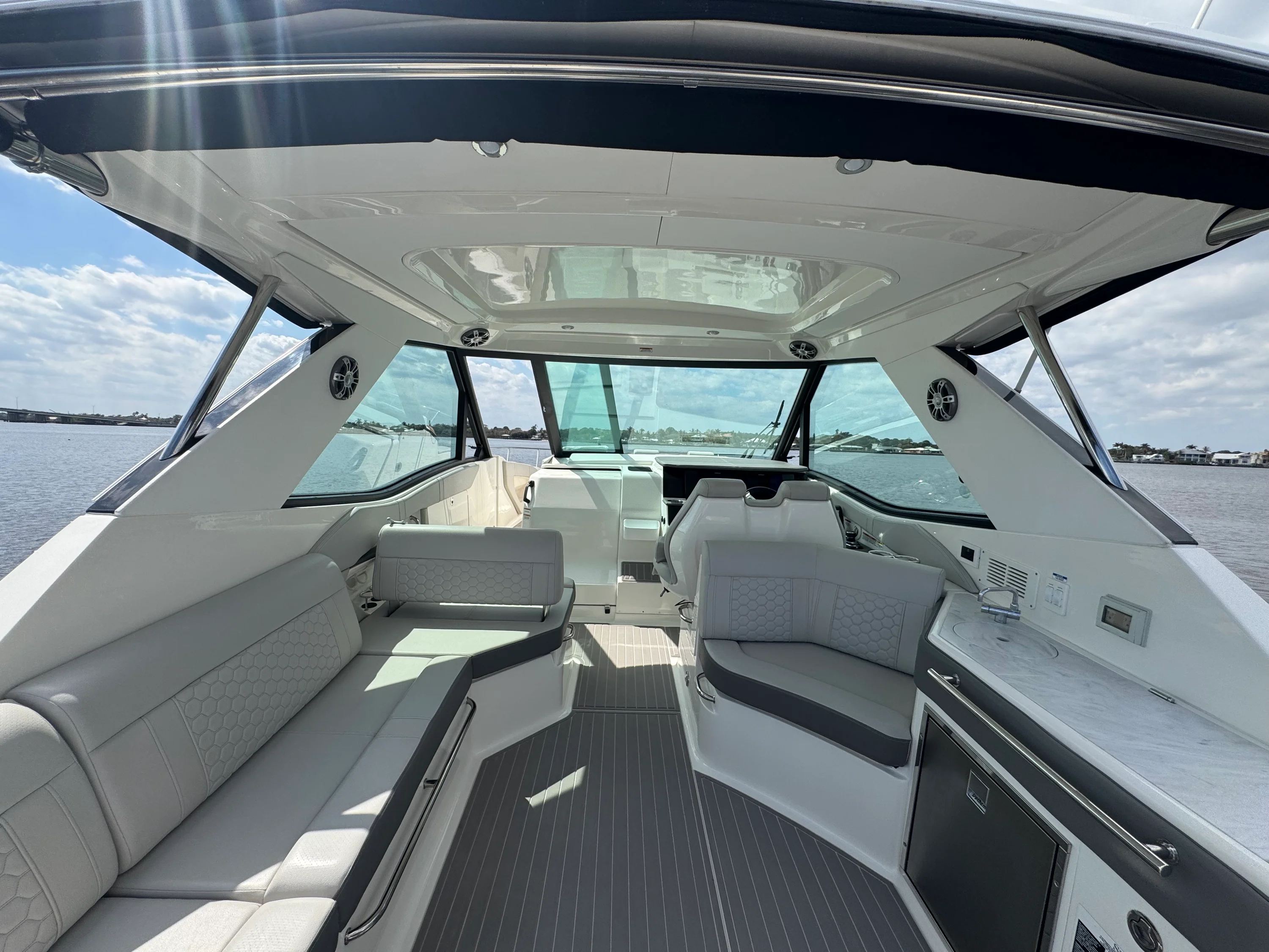 2023 Sea Ray 320 SUNDANCER OB Image Thumbnail #19