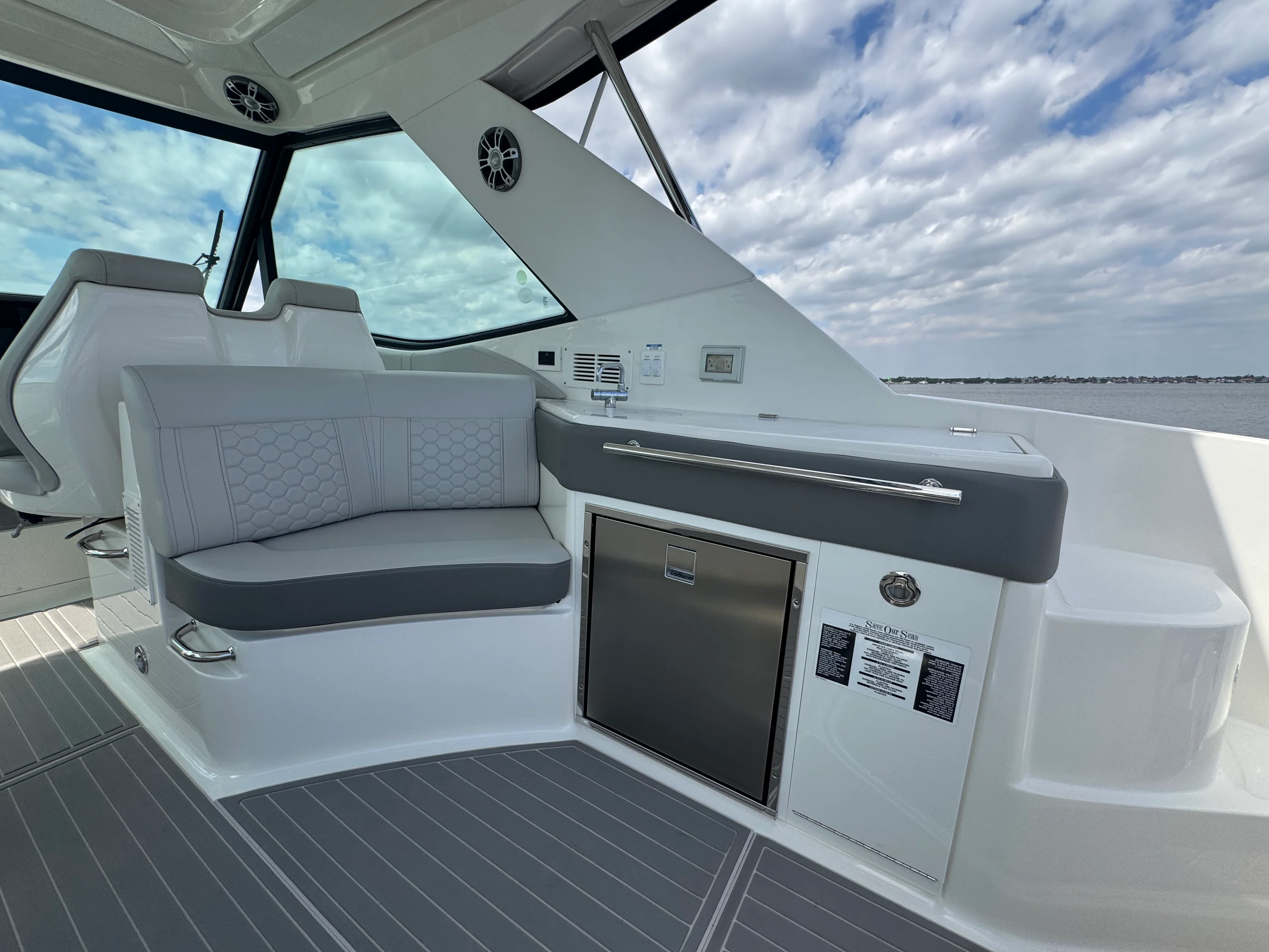 2023 Sea Ray 320 SUNDANCER OB Image Thumbnail #30