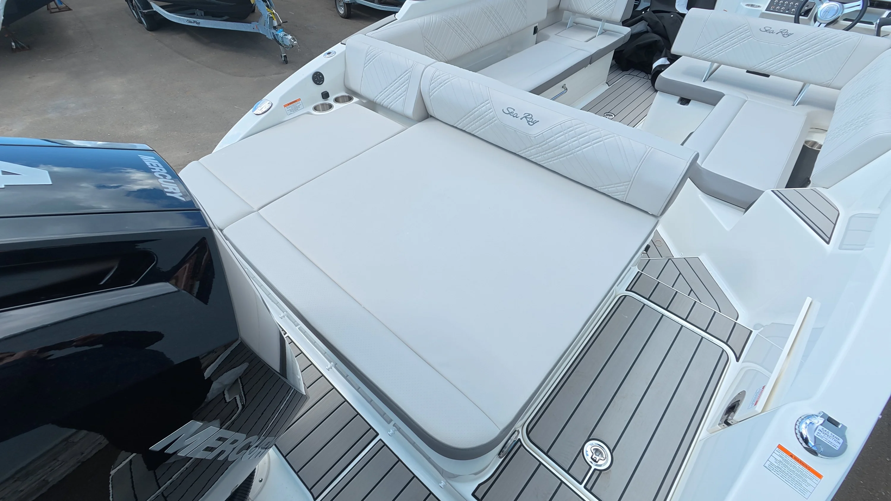2026 Sea Ray SDX 270 Outboard Image Thumbnail #7