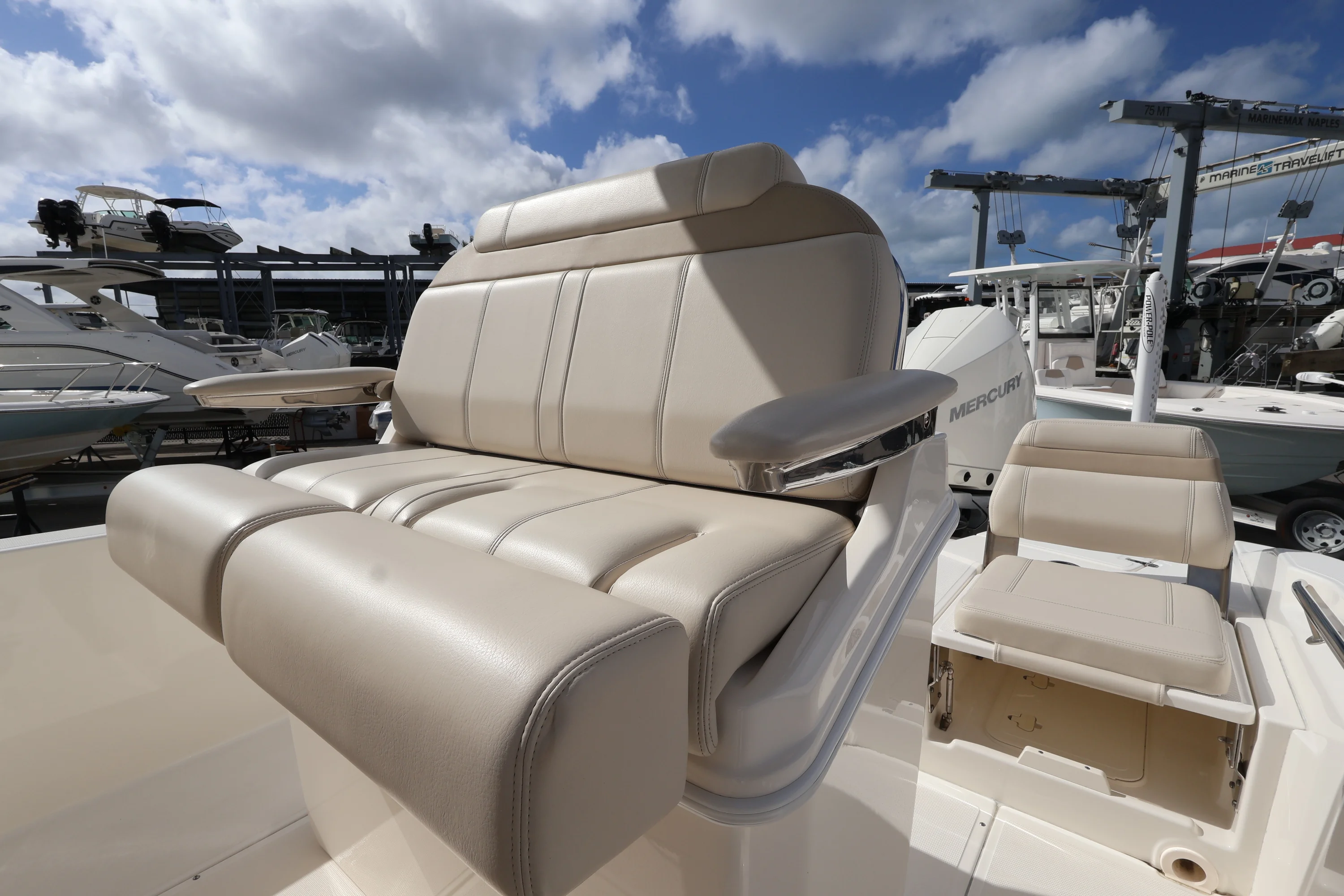 2023 Boston Whaler 250 Dauntless Image Thumbnail #16