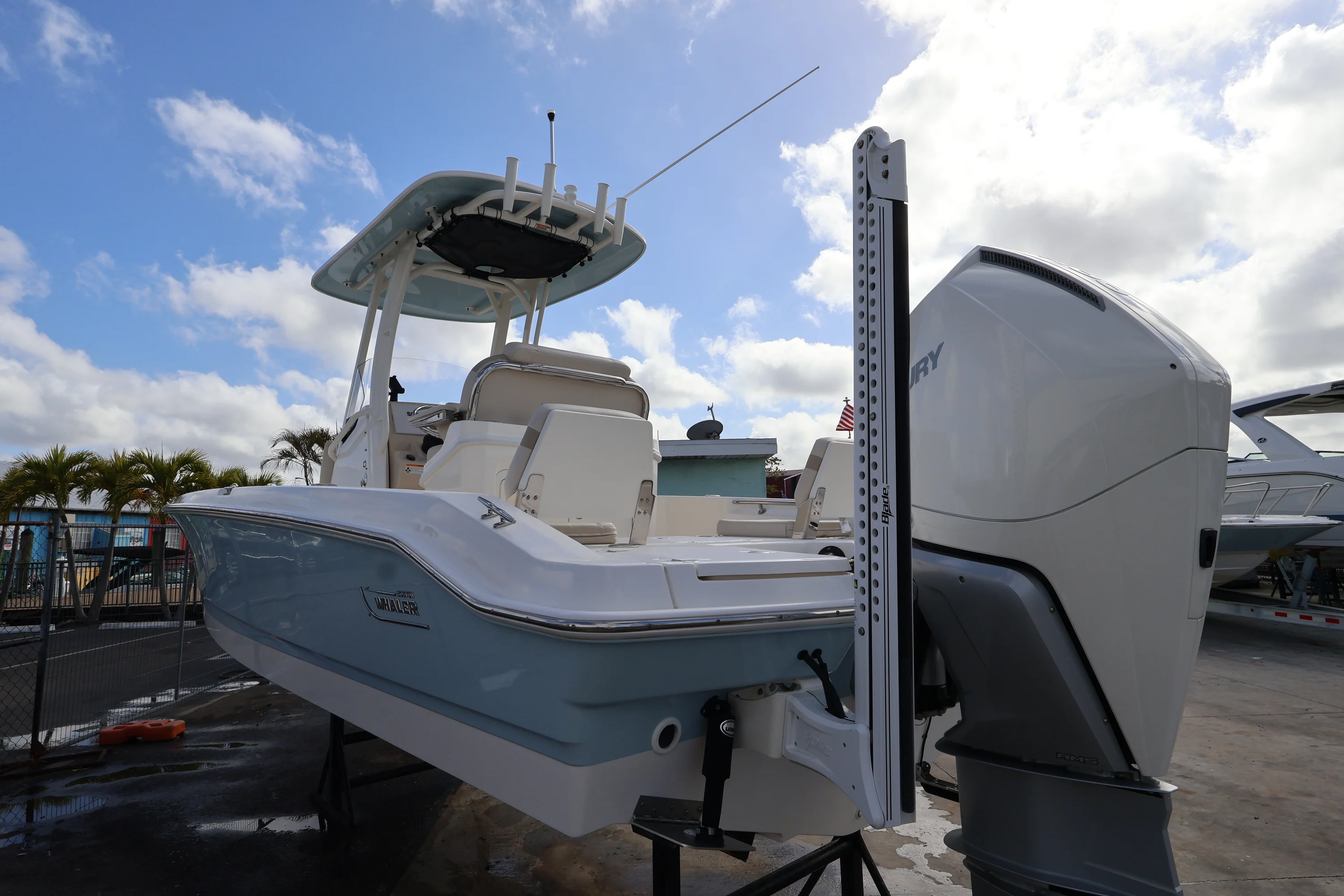 2023 Boston Whaler 250 Dauntless Image Thumbnail #6