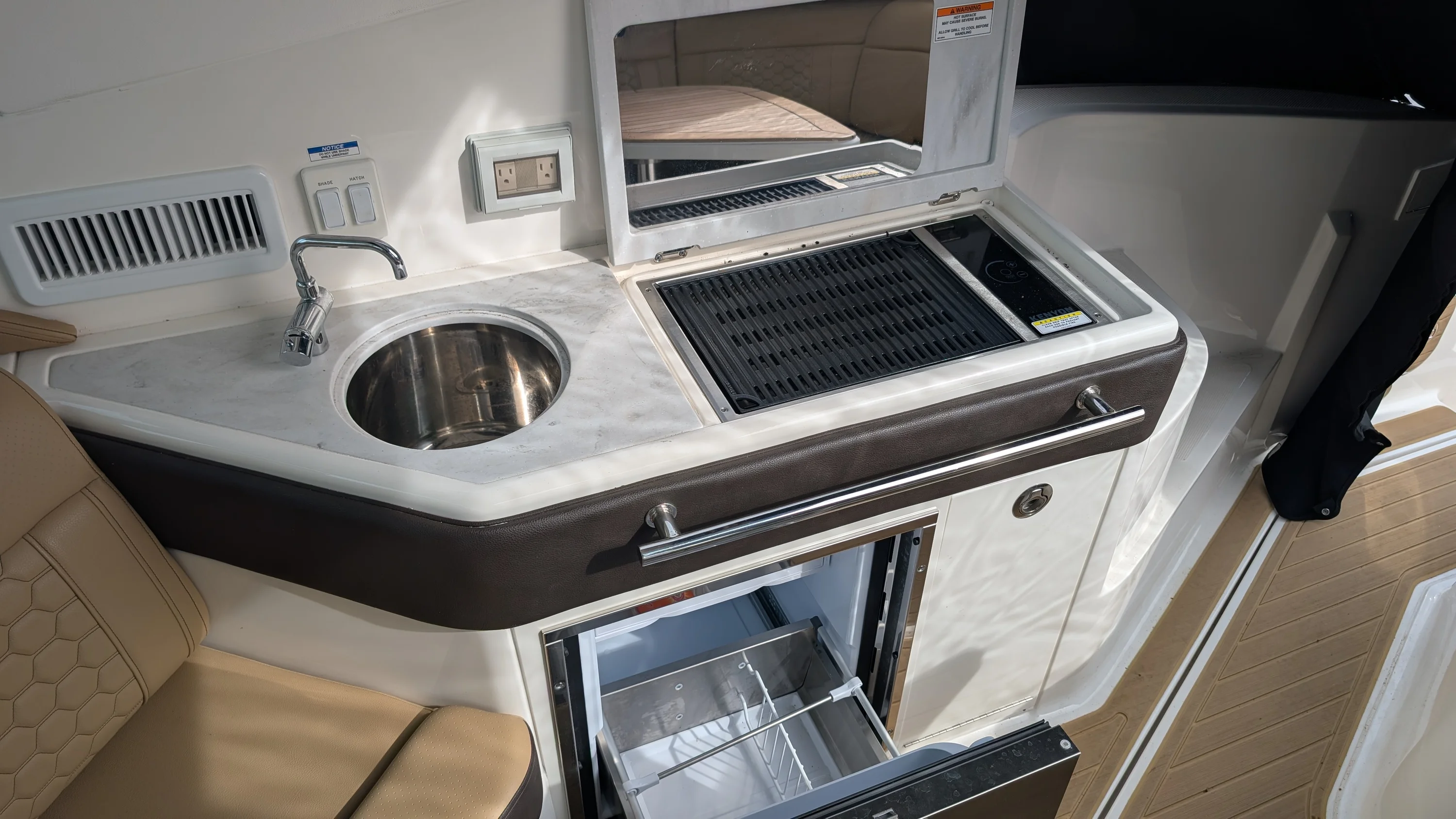 2024 Sea Ray 320 SUNDANCER COUPE Image Thumbnail #20