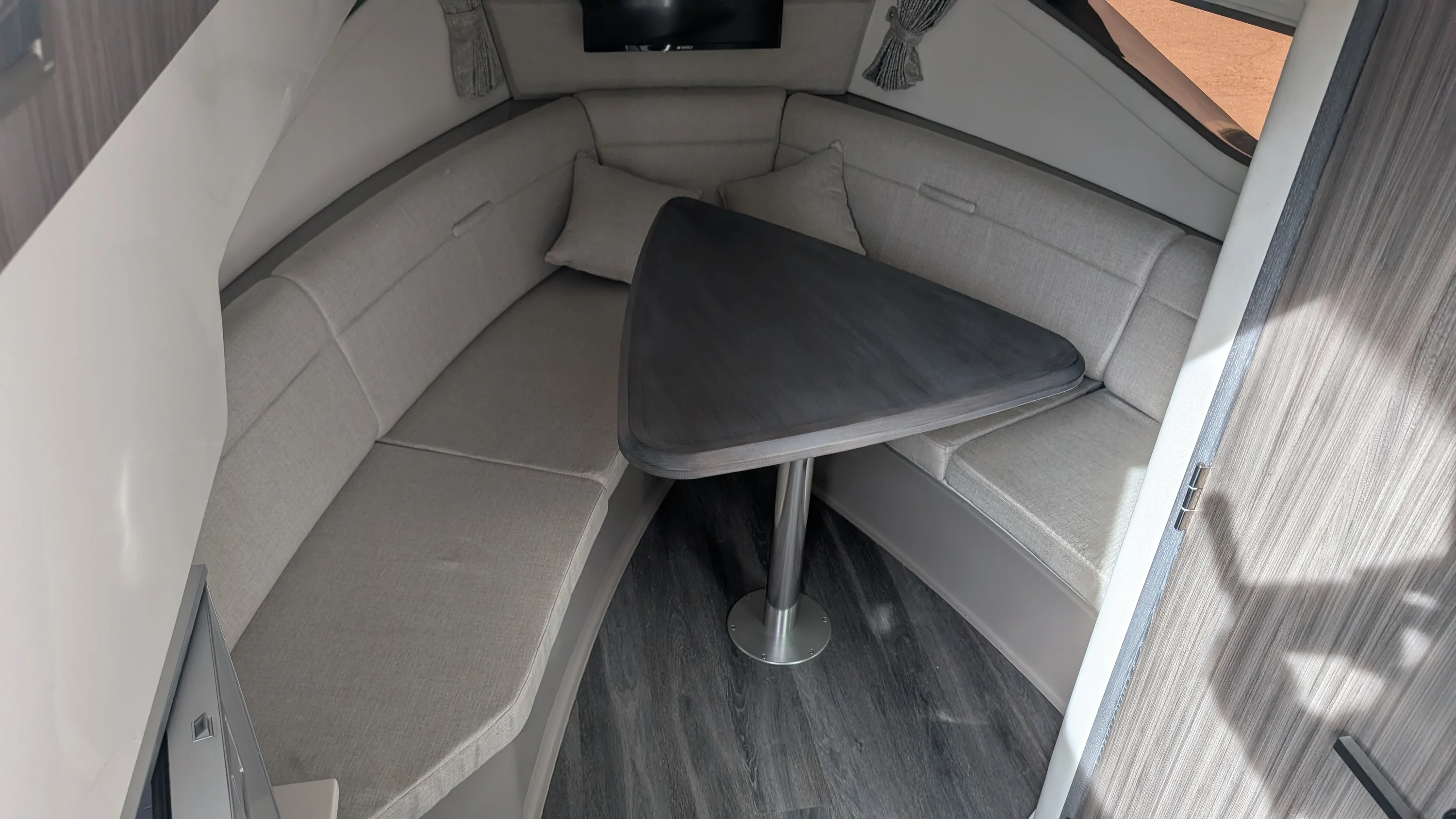 2024 Sea Ray 320 SUNDANCER COUPE Image Thumbnail #12