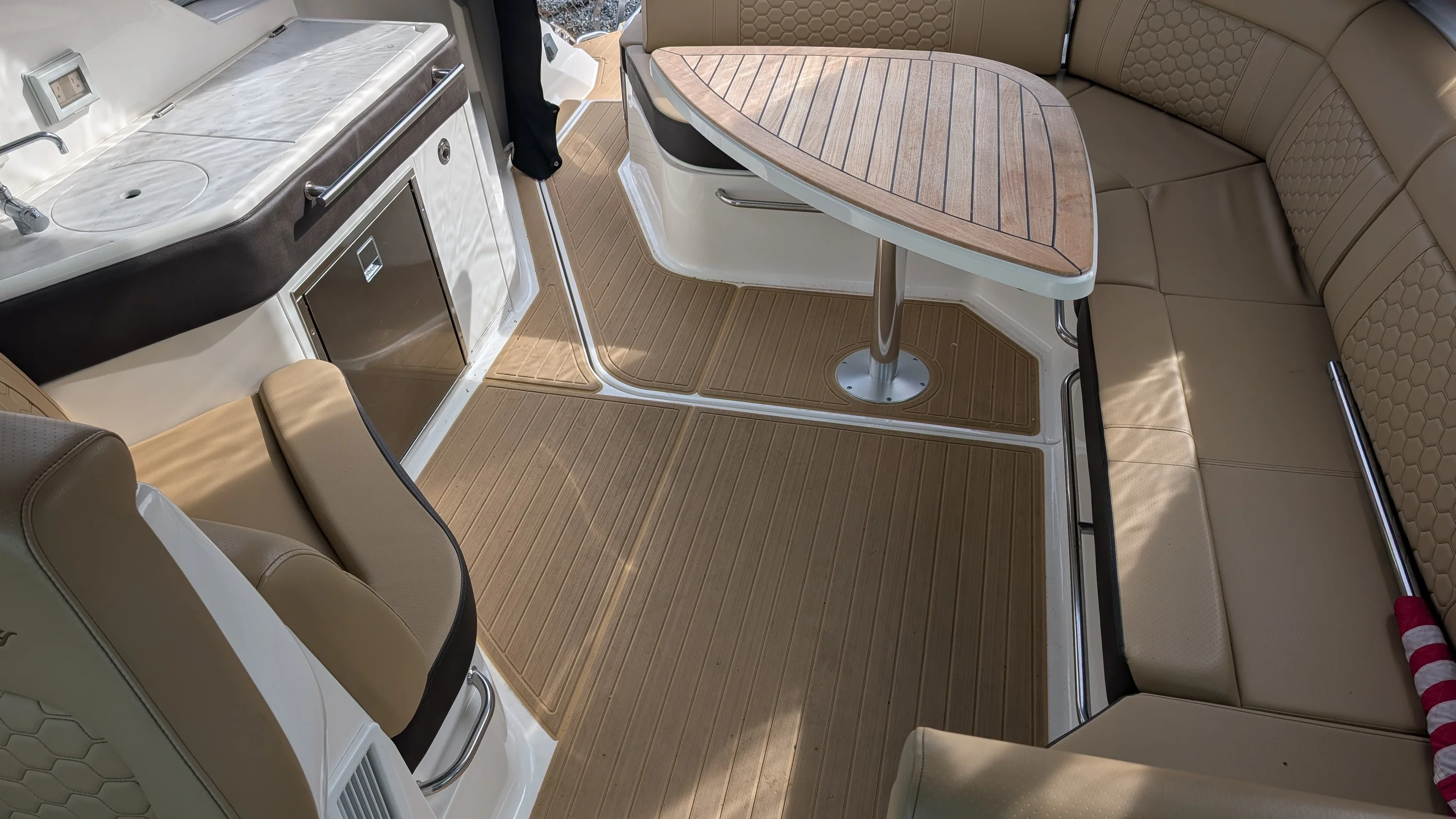 2024 Sea Ray 320 SUNDANCER COUPE Image Thumbnail #18