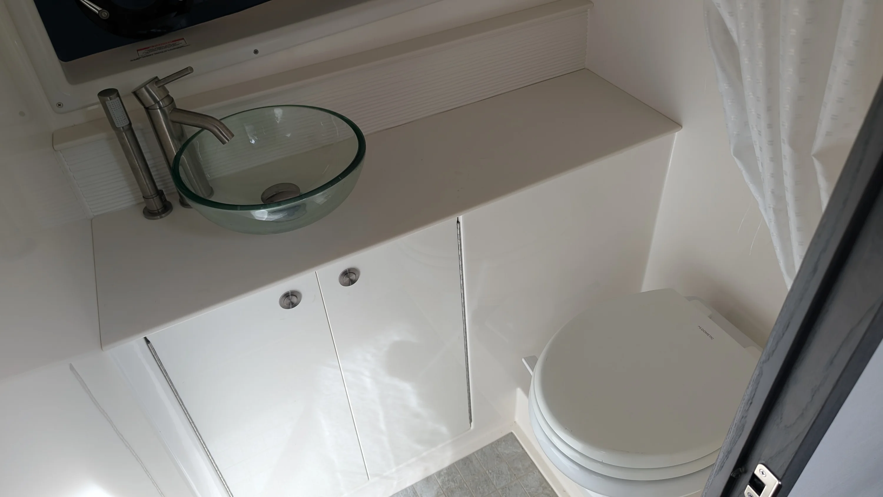 2024 Sea Ray 320 SUNDANCER COUPE Image Thumbnail #15