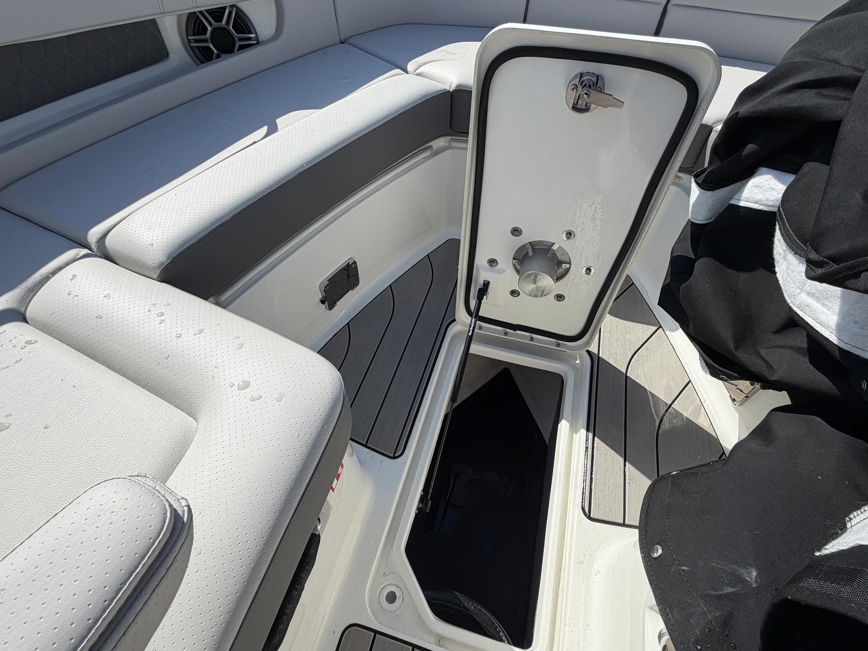 2026 Sea Ray SLX 310 Outboard Image Thumbnail #15
