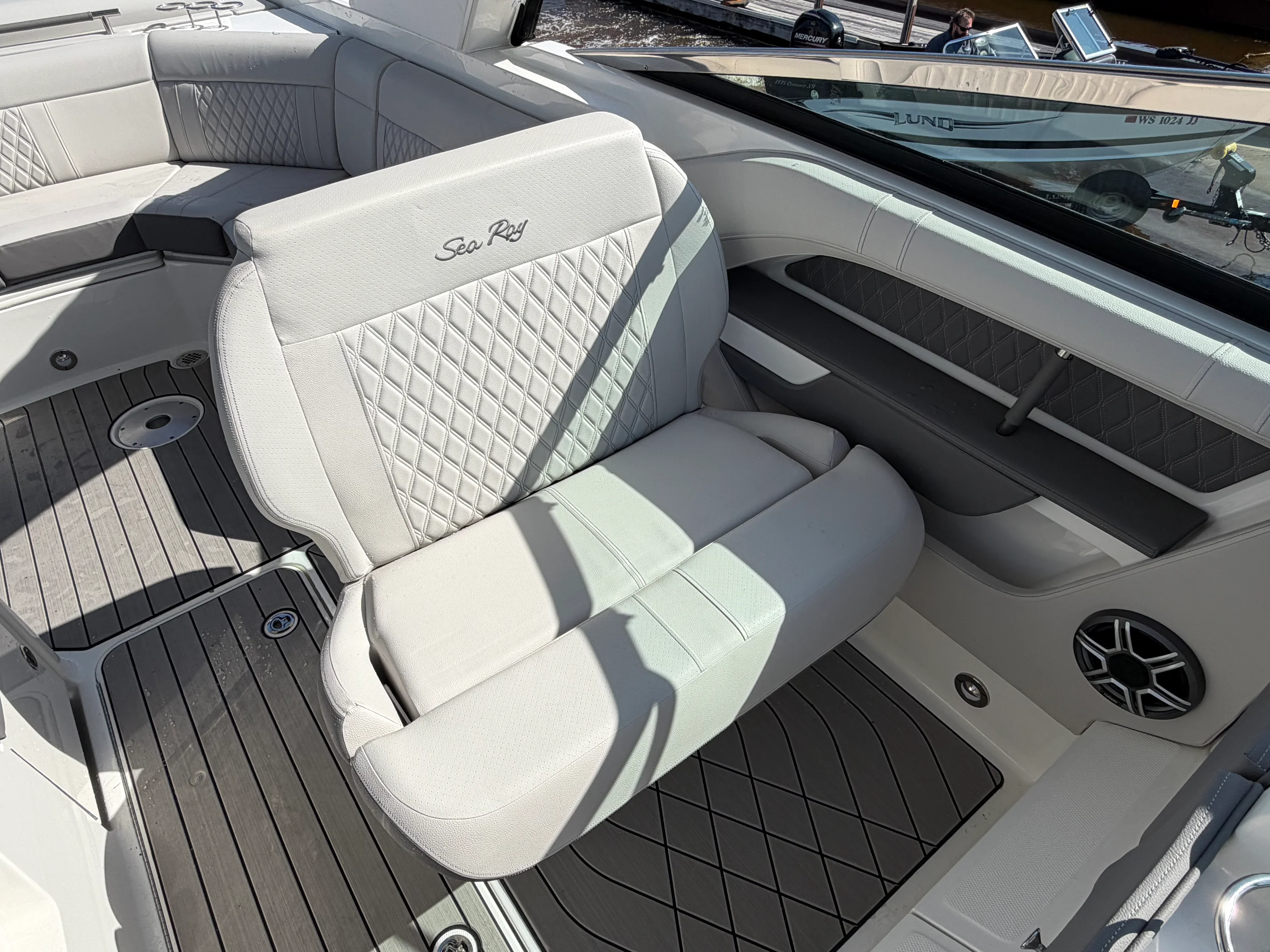 2026 Sea Ray SLX 310 Outboard Image Thumbnail #23