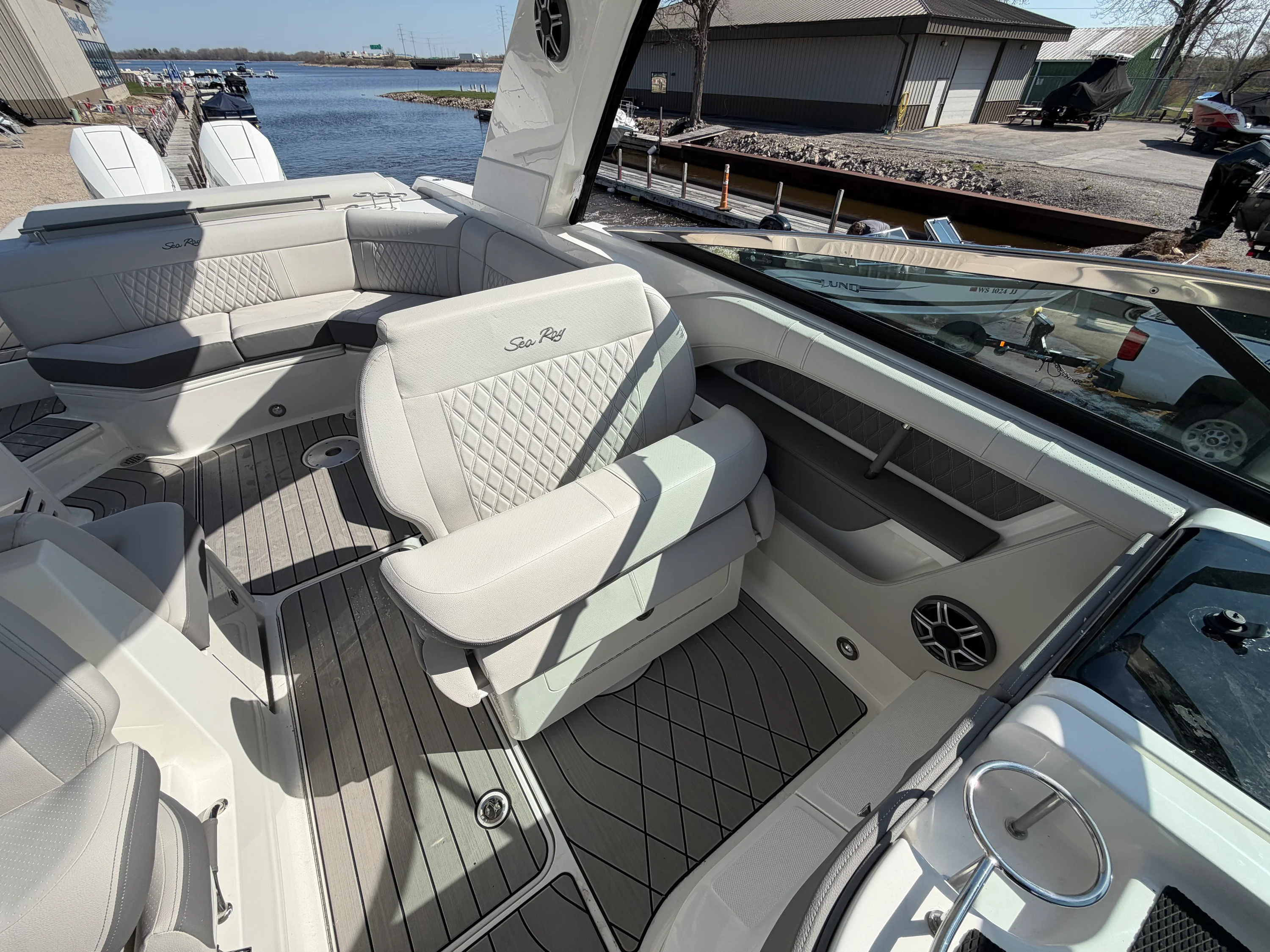 2026 Sea Ray SLX 310 Outboard Image Thumbnail #24