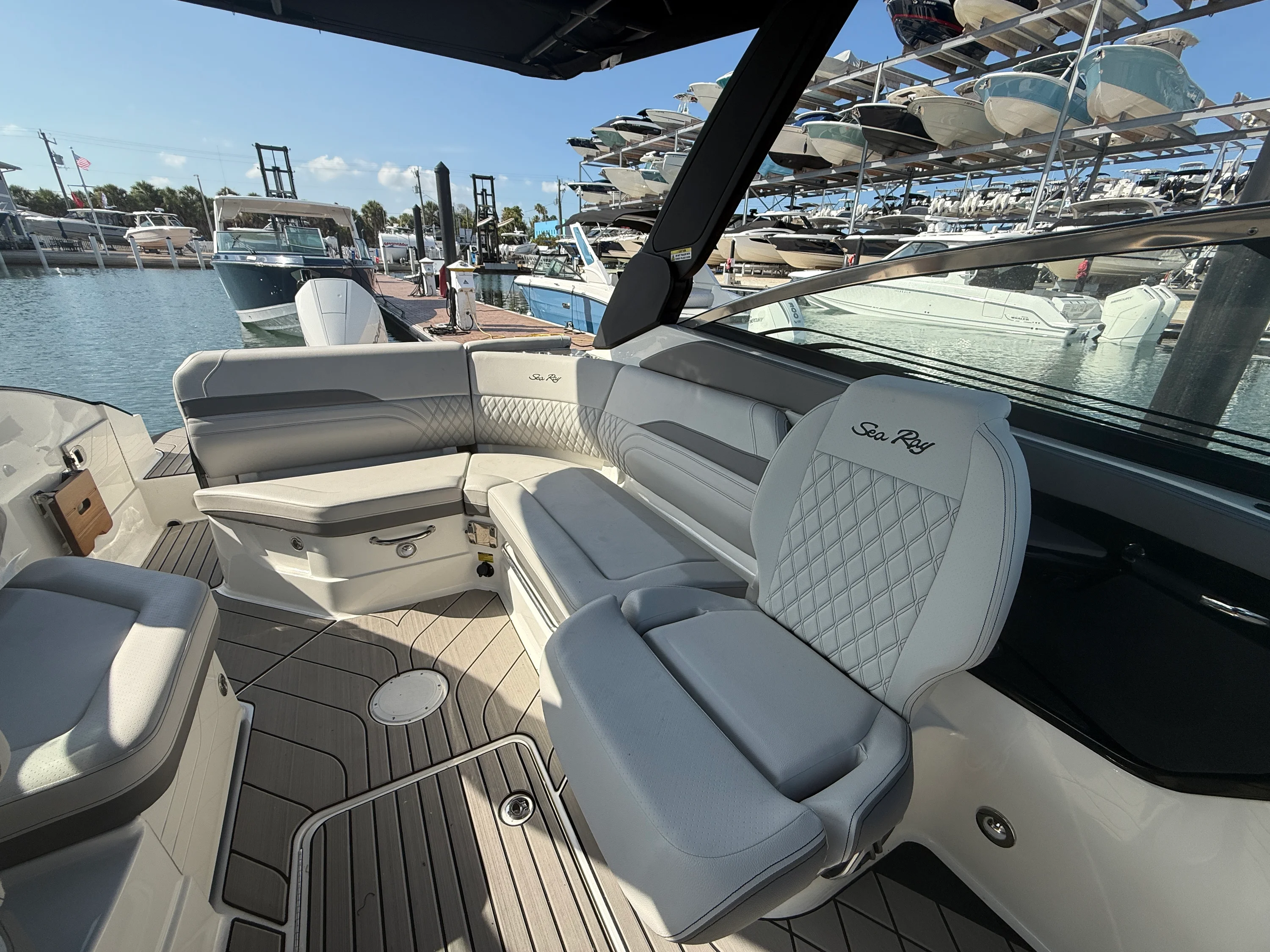 2026 Sea Ray SLX 260 Outboard Image Thumbnail #13
