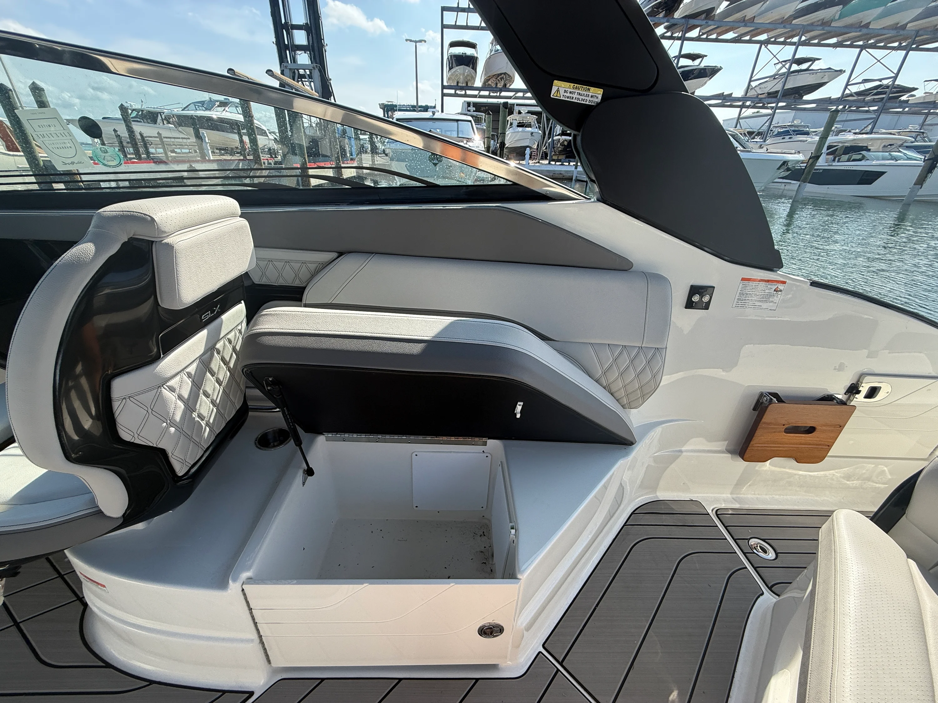 2026 Sea Ray SLX 260 Outboard Image Thumbnail #16