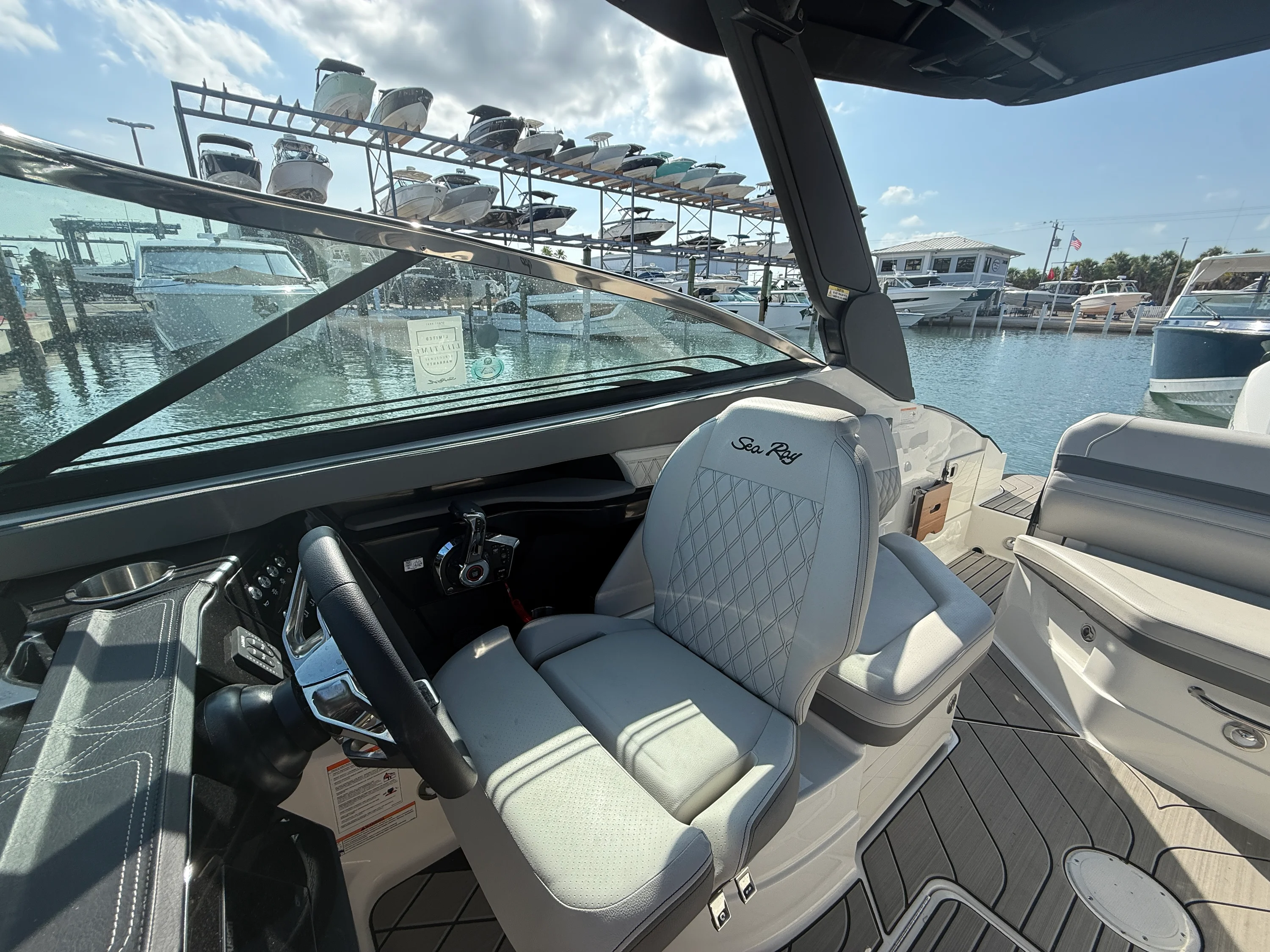 2026 Sea Ray SLX 260 Outboard Image Thumbnail #7