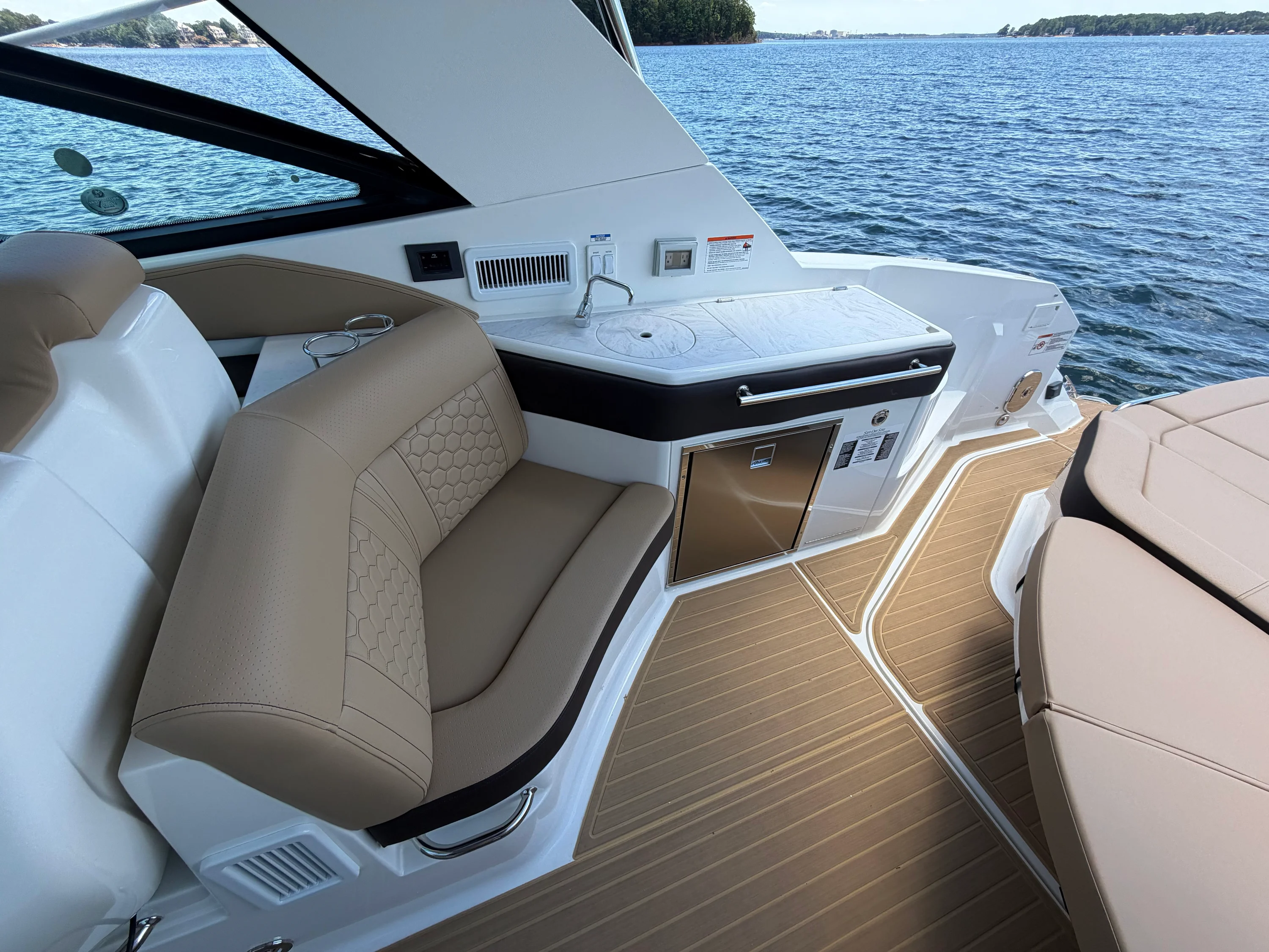 2026 Sea Ray Sundancer 320 Image Thumbnail #32