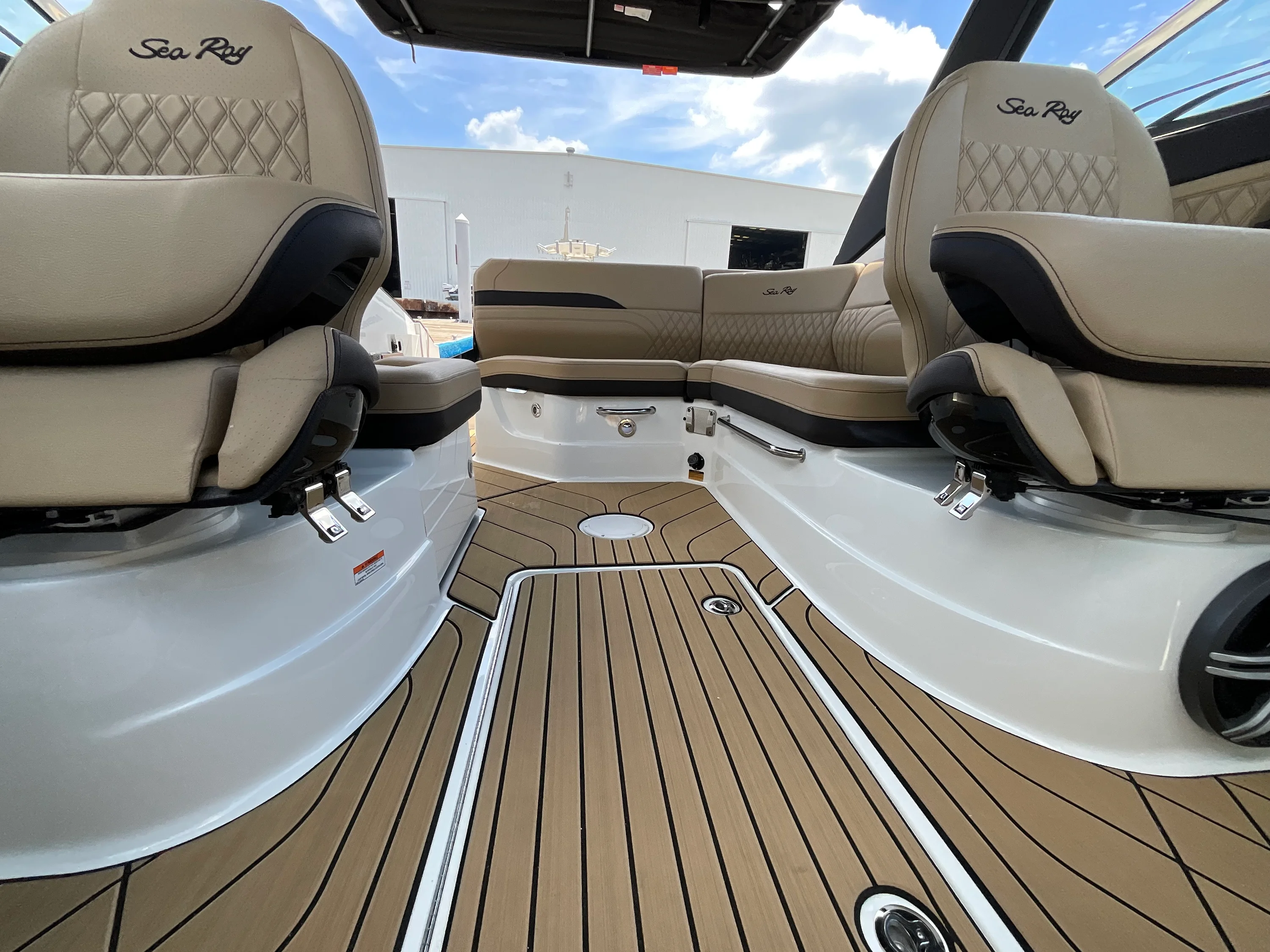 2026 Sea Ray SLX 260 Outboard Image Thumbnail #8