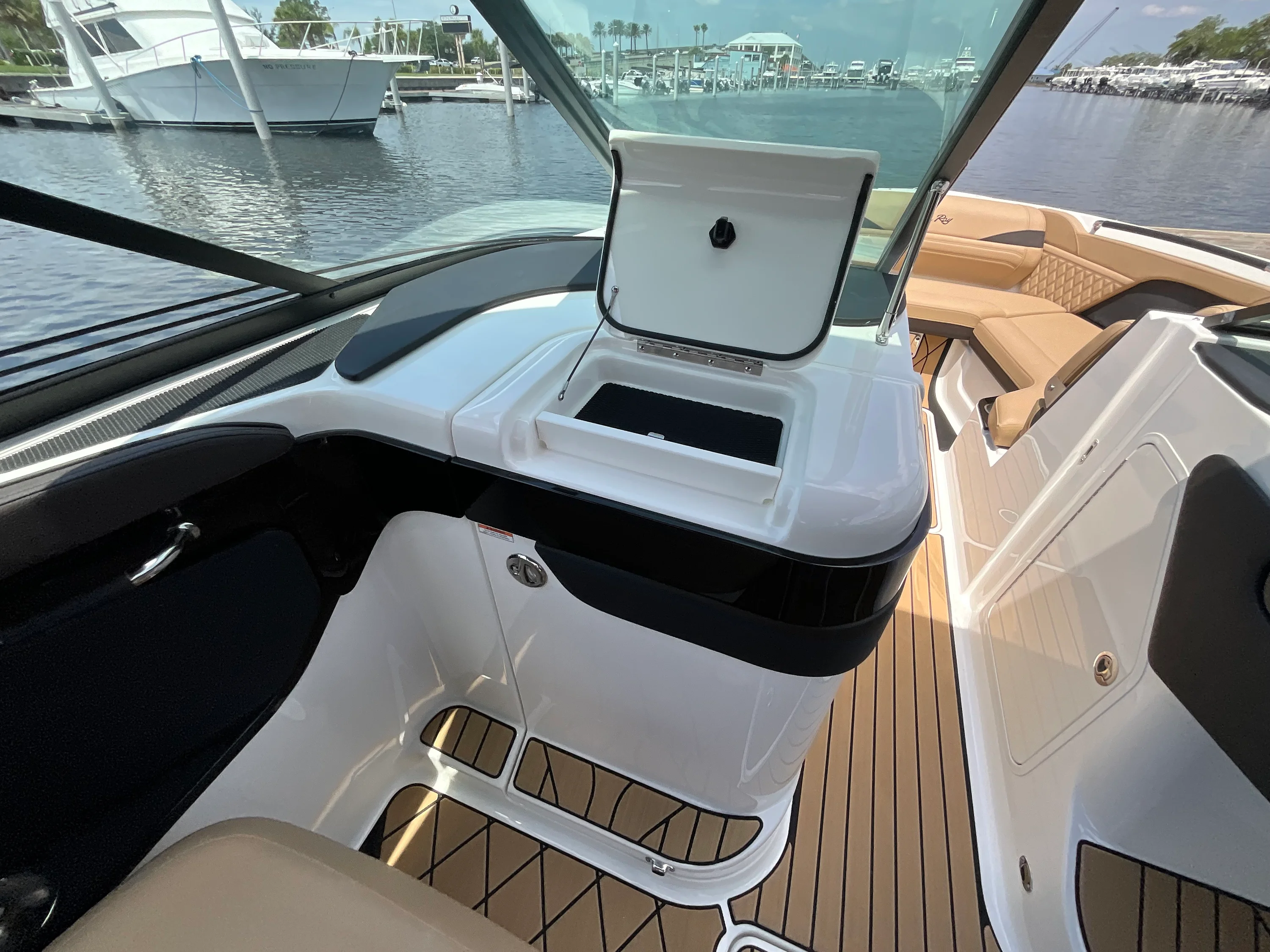 2026 Sea Ray SLX 260 Outboard Image Thumbnail #15