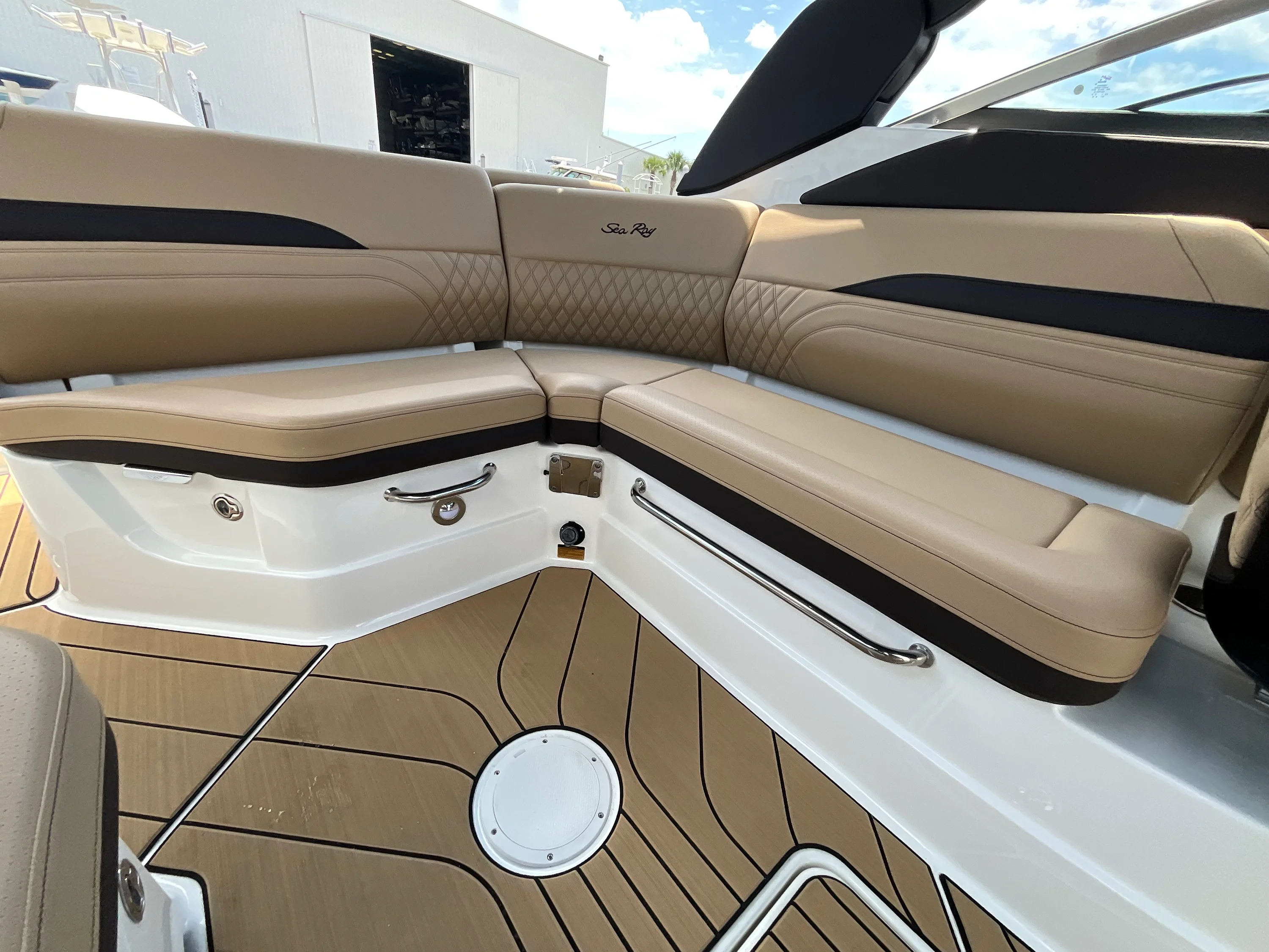 2026 Sea Ray SLX 260 Outboard Image Thumbnail #9