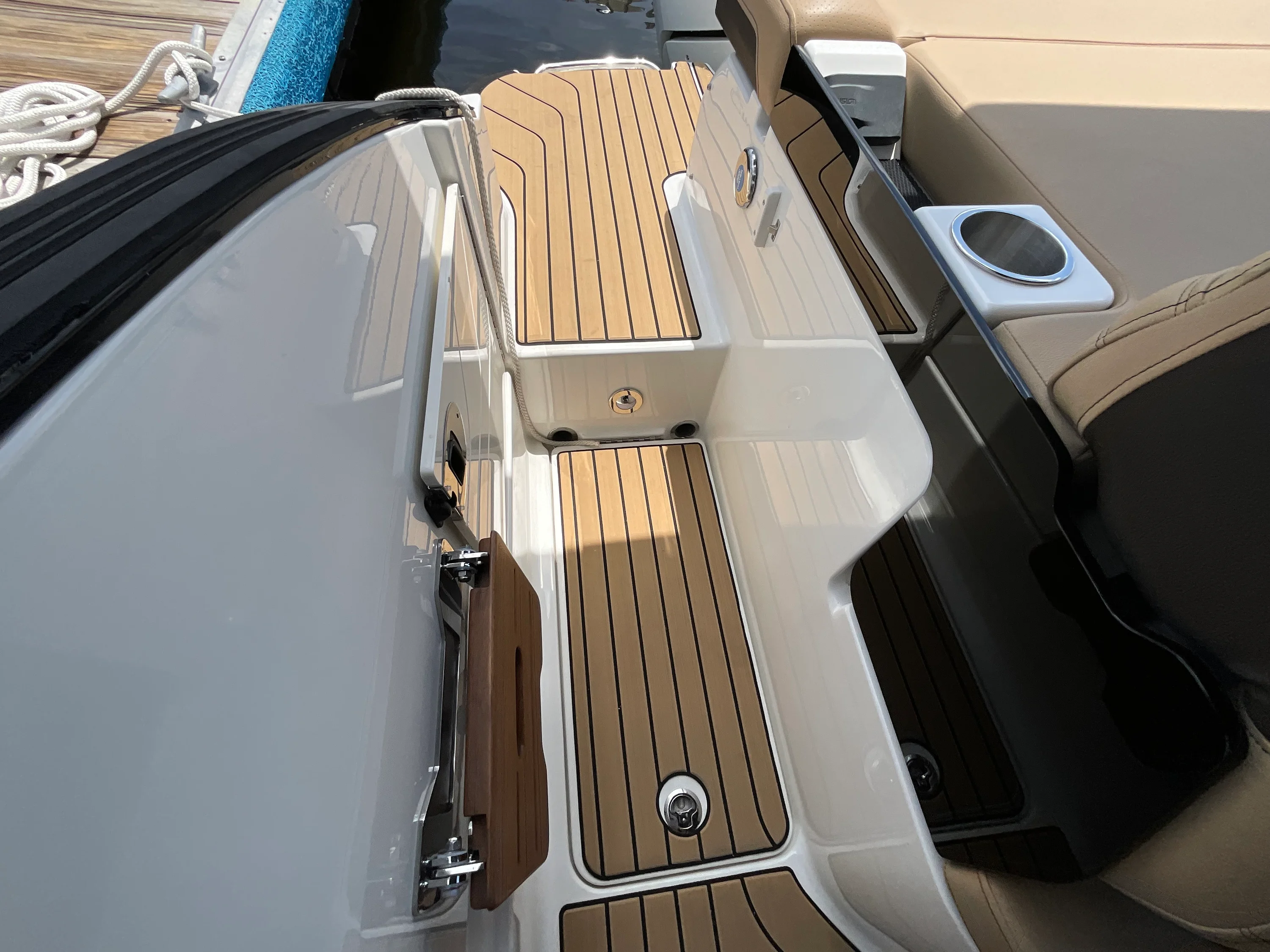 2026 Sea Ray SLX 260 Outboard Image Thumbnail #10