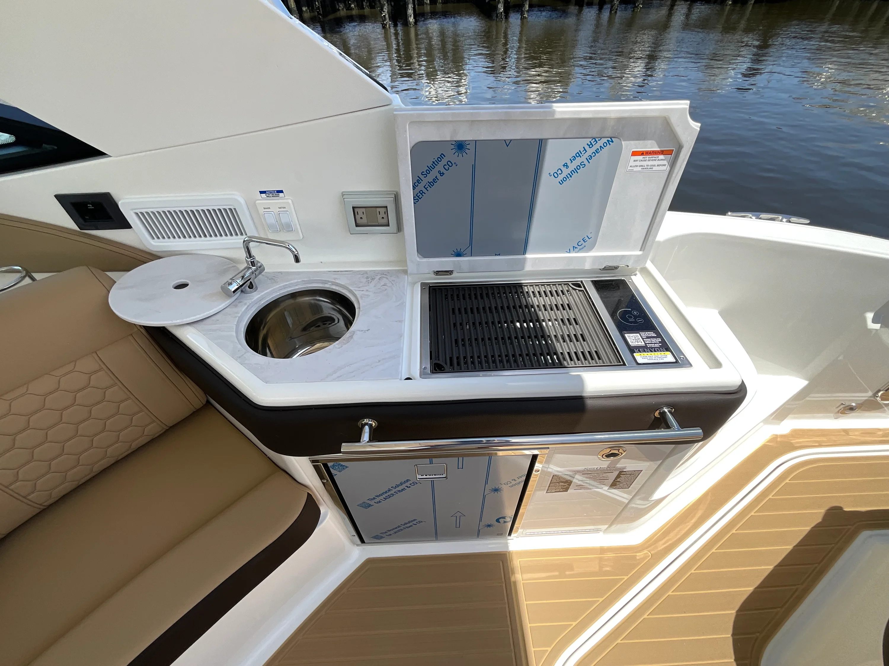 2026 Sea Ray Sundancer 320 Outboard Image Thumbnail #10
