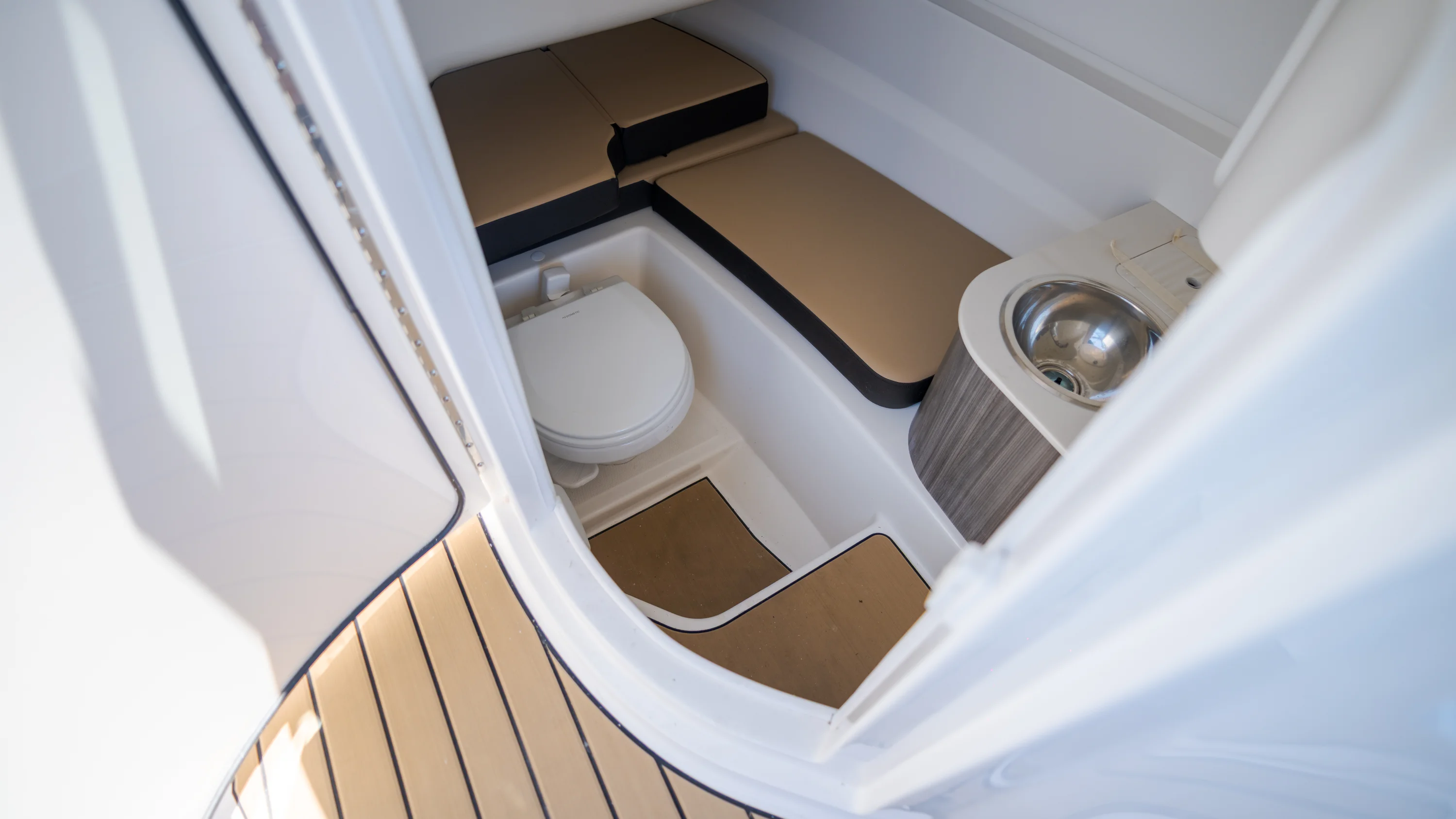 2026 Sea Ray SDX 250 Outboard Image Thumbnail #17